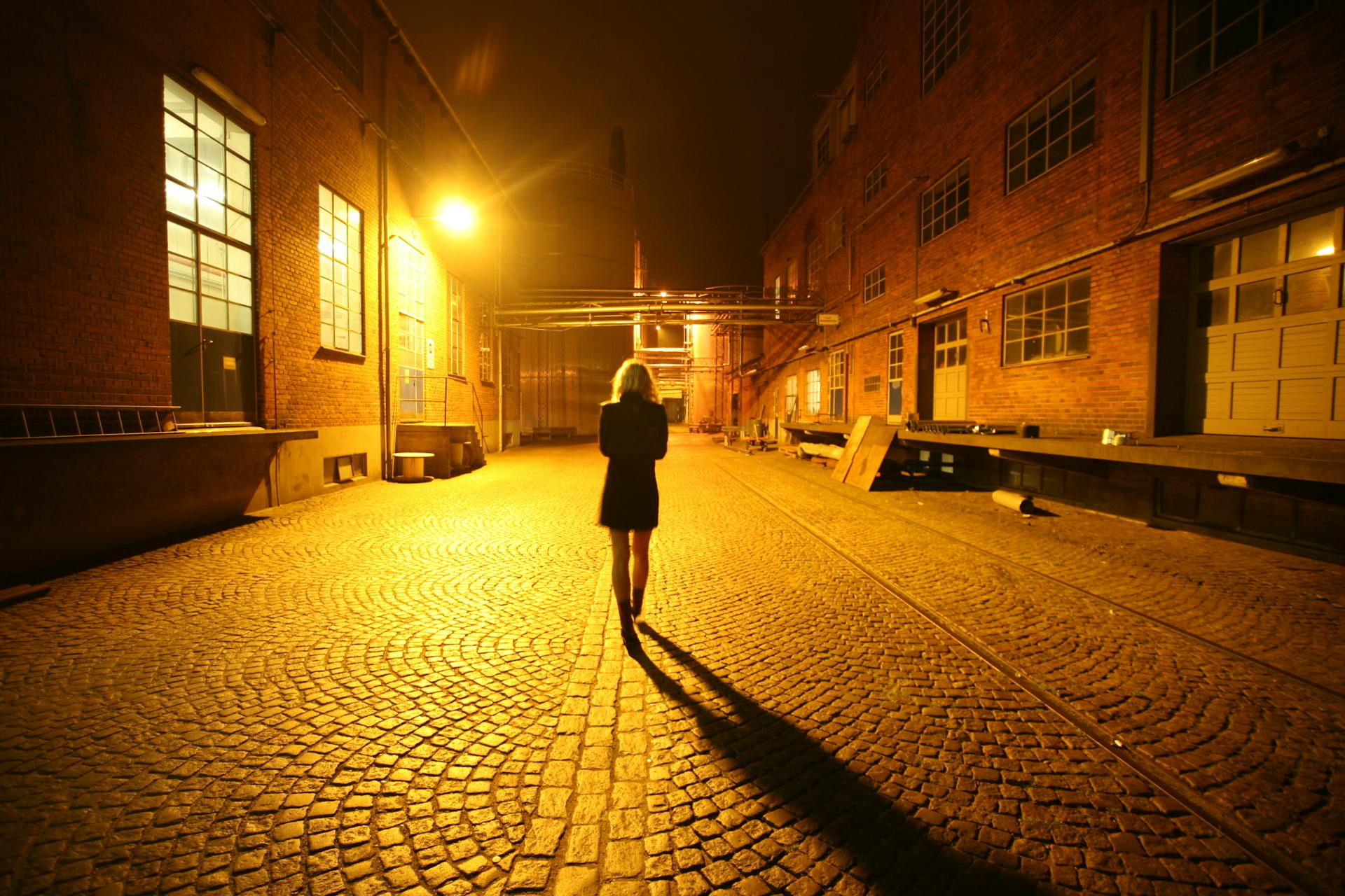 Mujer caminando sola de noche | Foto: Pexels