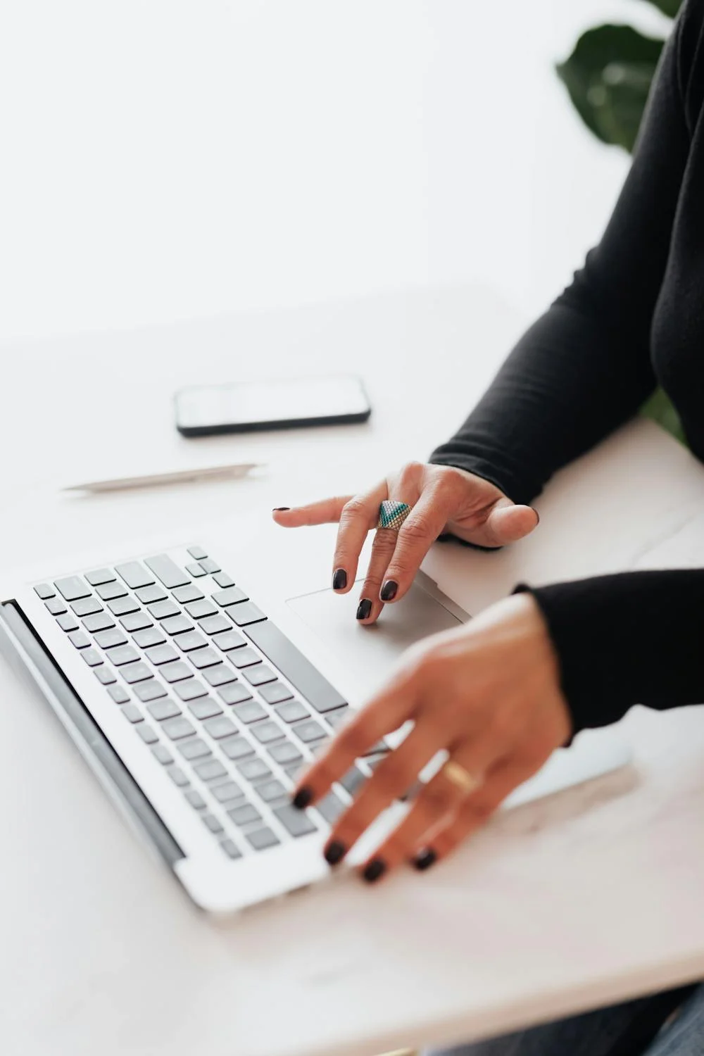 Una mujer trabajando con su portátil | Fuente: Pexels