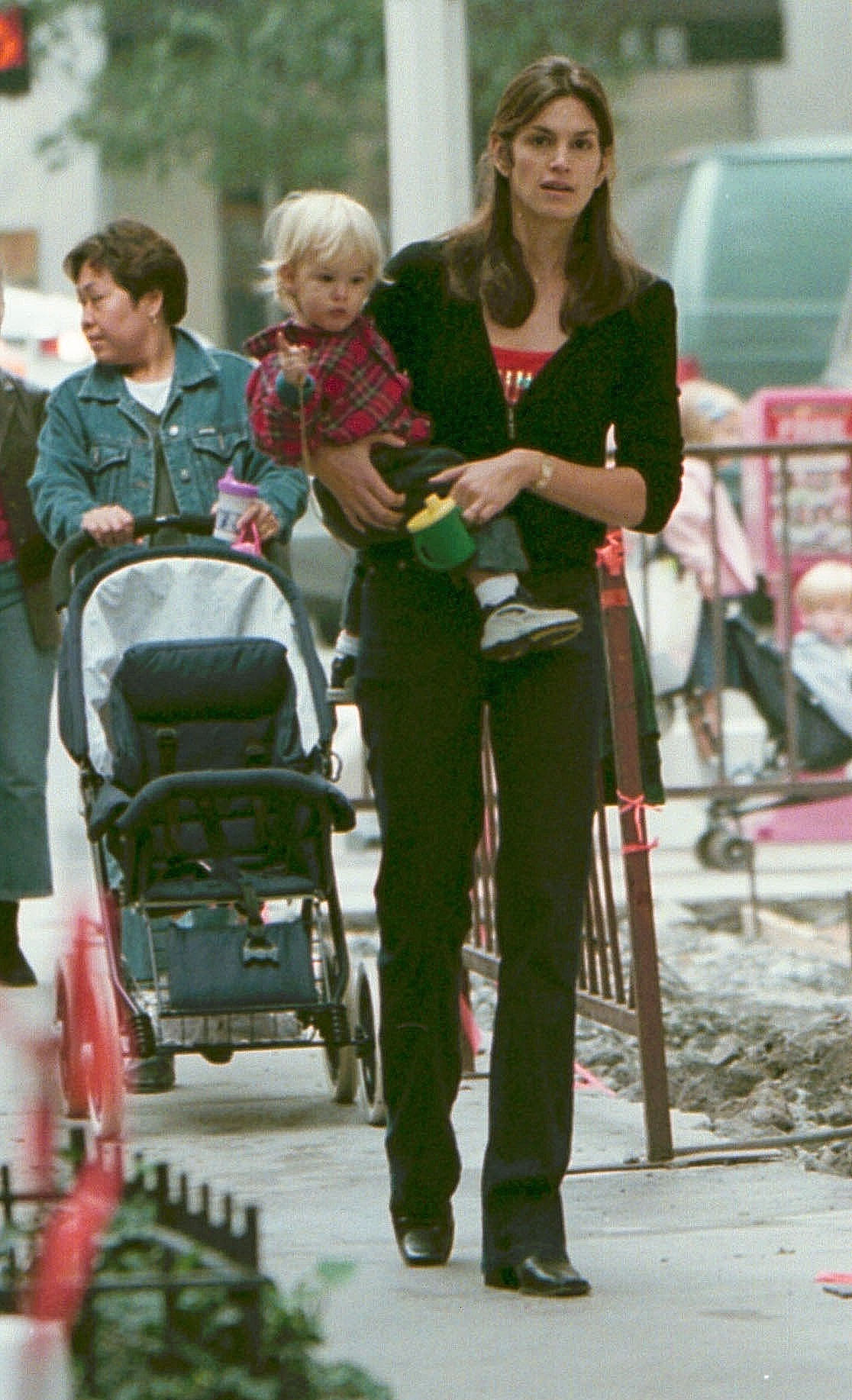 Cindy Crawford lleva en brazos a su hijo pequeño, Presley Gerber, durante un paseo juntos en el año 2000, lo que nos permite ver cómo era el modelo de pequeño, mucho antes de que siguiera los pasos de su madre y saltara a la fama. | Fuente: Getty Images
