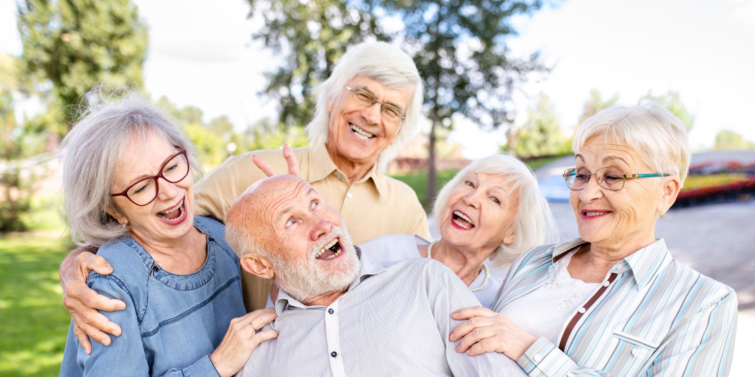 Un alegre grupo de ancianos | Fuente: Shutterstock