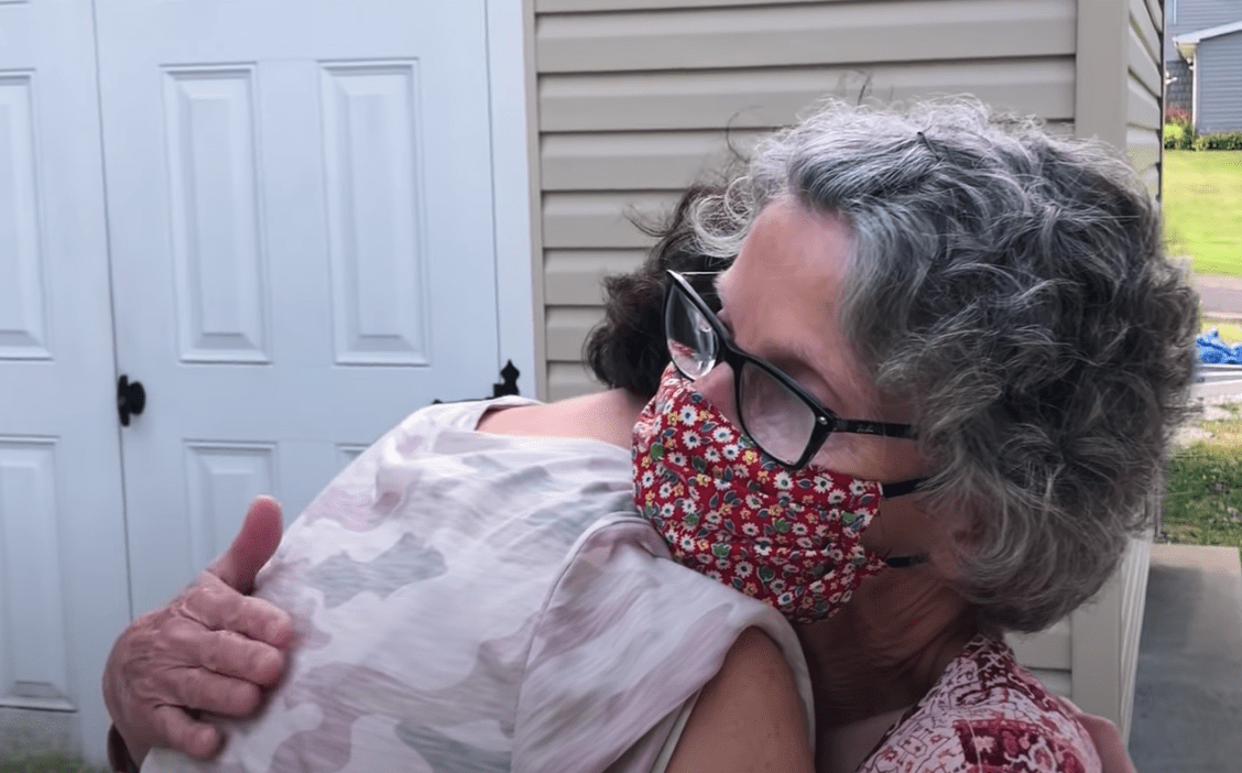 Victoria Rich abraza a su hija Mary Beth DeSanto por primera vez en 50 años. | Foto: YouTube/PBS Voices