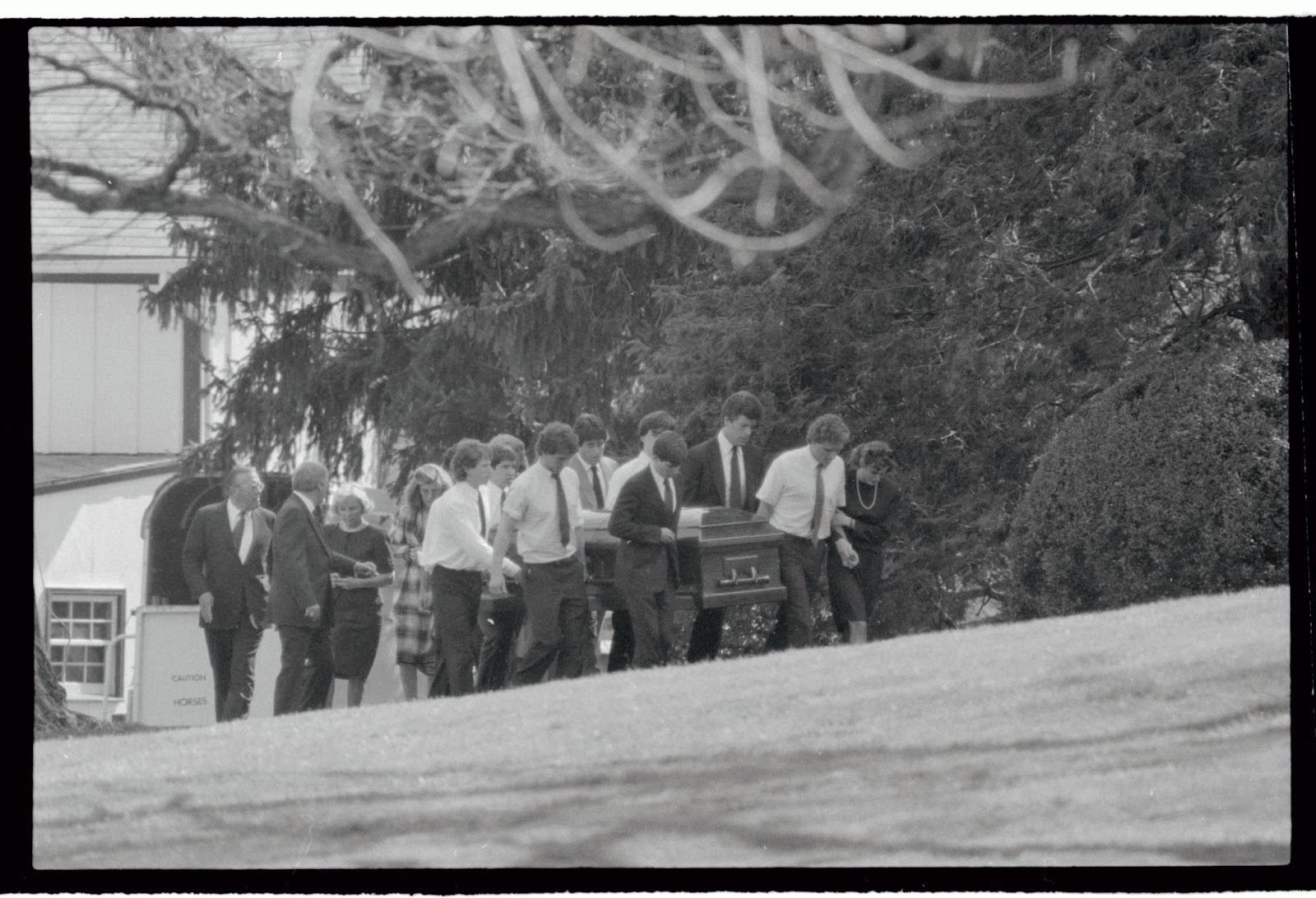 Miembros de la familia Kennedy escoltados por Ethel Kennedy llevando el féretro de David Kennedy del coche fúnebre a la Casa Kennedy el 4 de mayo de 1984. | Fuente: Getty Images