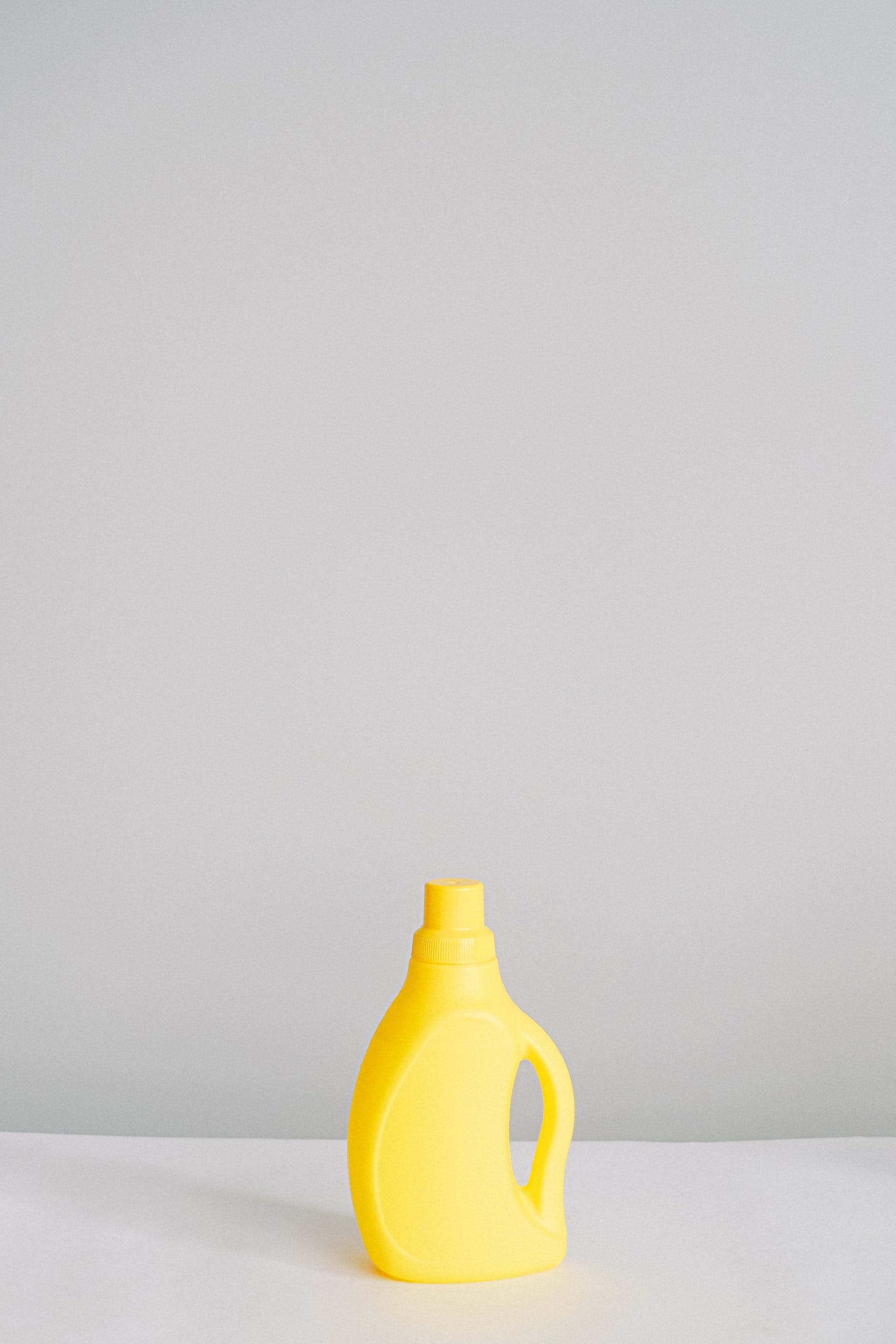 Una botella de color amarillo | Fuente: Pexels