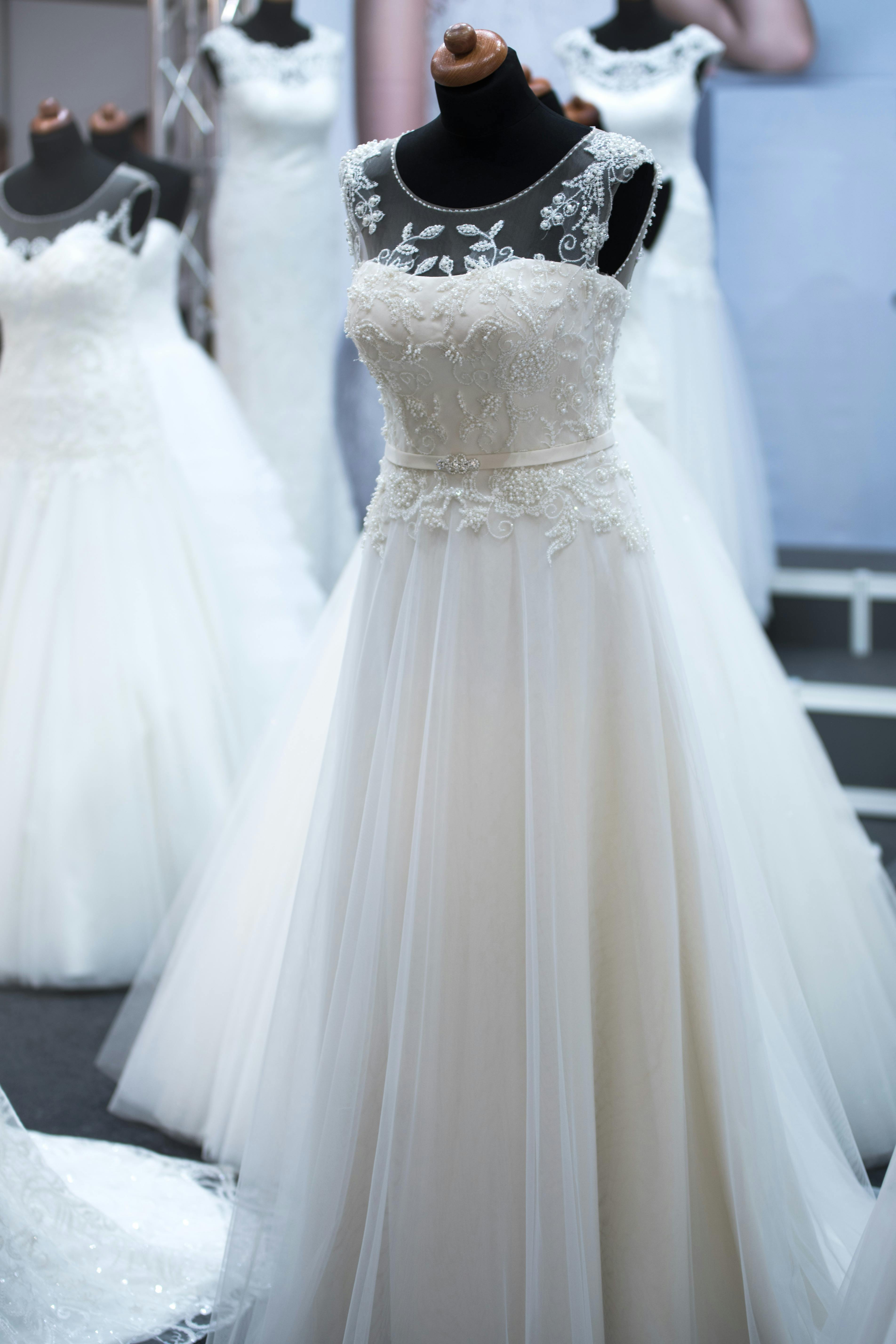 Diferentes vestidos de novia expuestos | Foto: Pexels