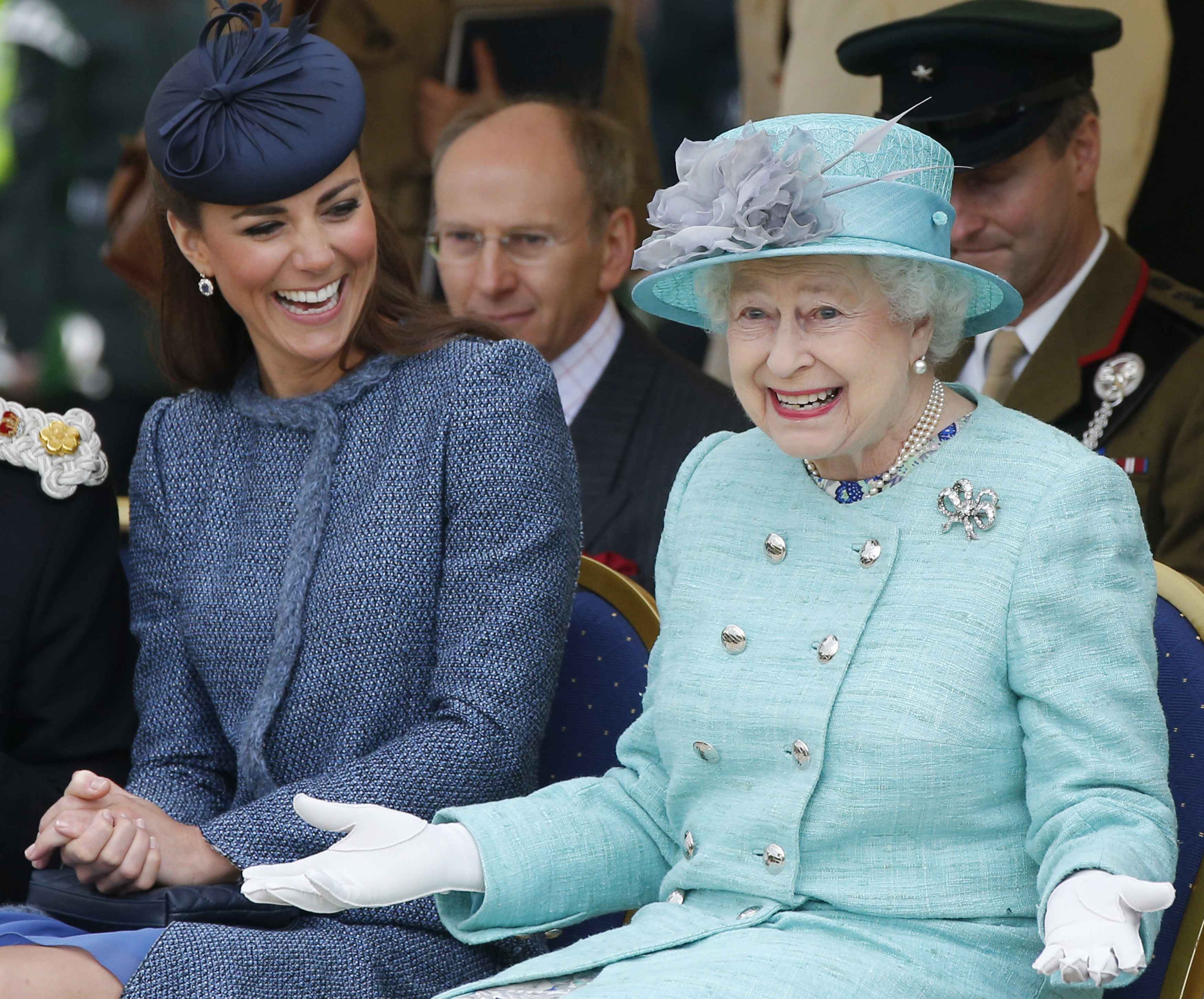 Catherine, duquesa de Cambridge y la reina Elizabeth II en un evento deportivo para niños durante una visita del Jubileo de Diamante a Nottingham, el 13 de junio de 2012 en Nottingham, Inglaterra. | Foto: Getty Images