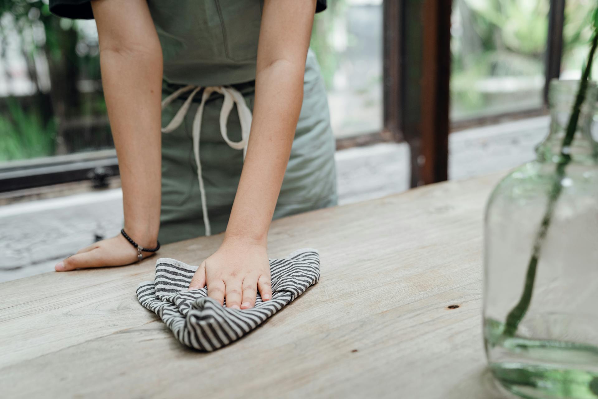 Una mujer trabajando de camarera | Fuente: Pexels