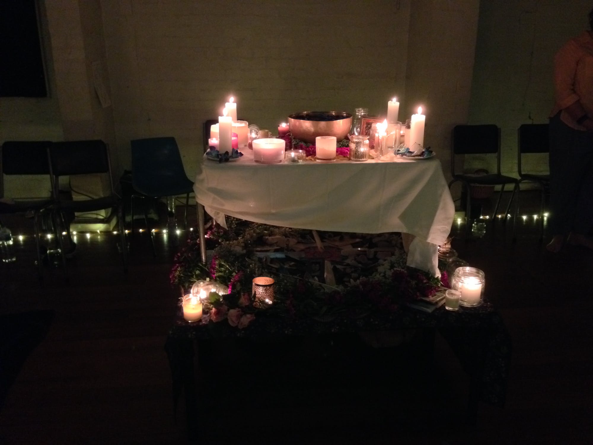Mesa con velas y velones sobre ella. | Imagen: Pexels