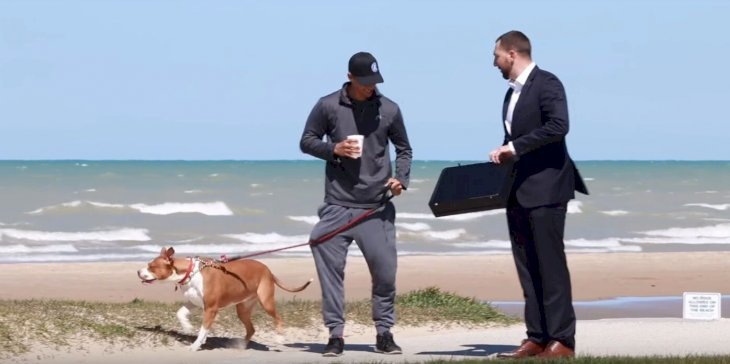 Hombre 0frece $100.000 a dueño de perro en la playa. | Foto: YouTube/BigDawsTv