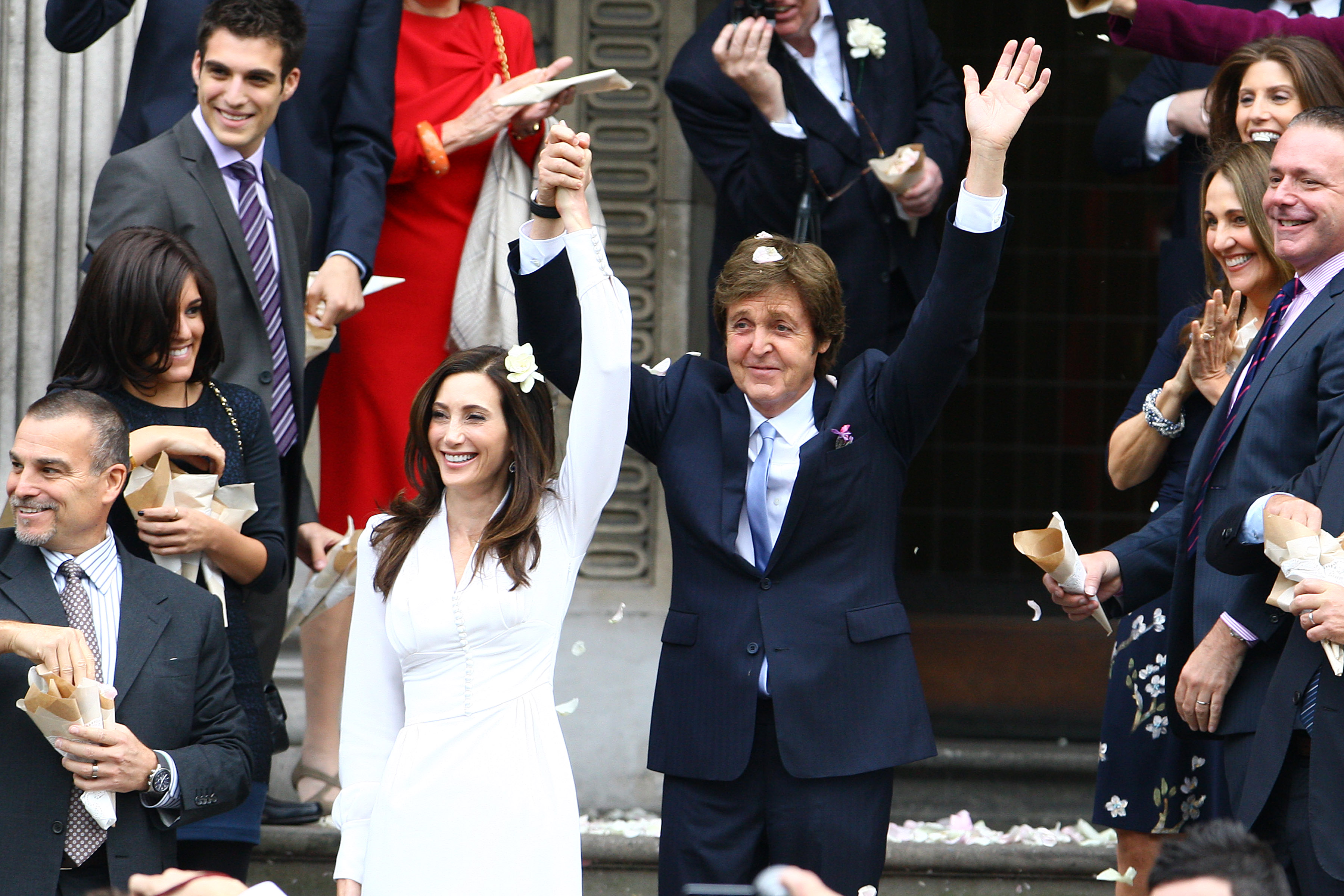 Paul McCartney y Nancy Shevell saliendo de su ceremonia de boda en el Registro Civil de Marylebone, en el centro de Londres, Inglaterra, el 9 de octubre de 2011 | Fuente: Getty Images