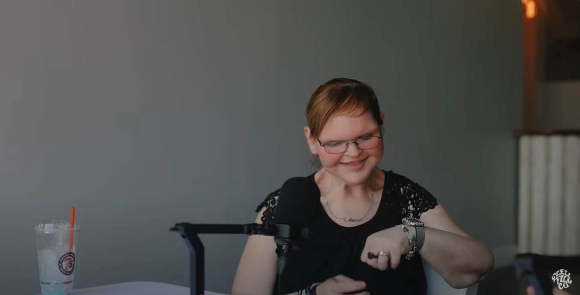 Tammy Slaton muestra su anillo de compromiso durante su entrevista en Creative Chaos, de un vídeo publicado el 24 de junio de 2025 | Fuente: YouTube/EzellFilmCompany