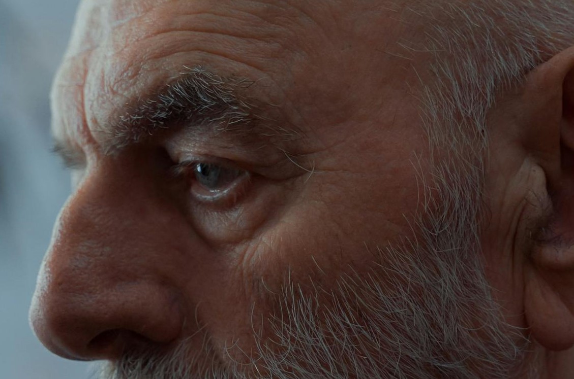 Ojos tristes de hombre mayor | Fuente: Pexels