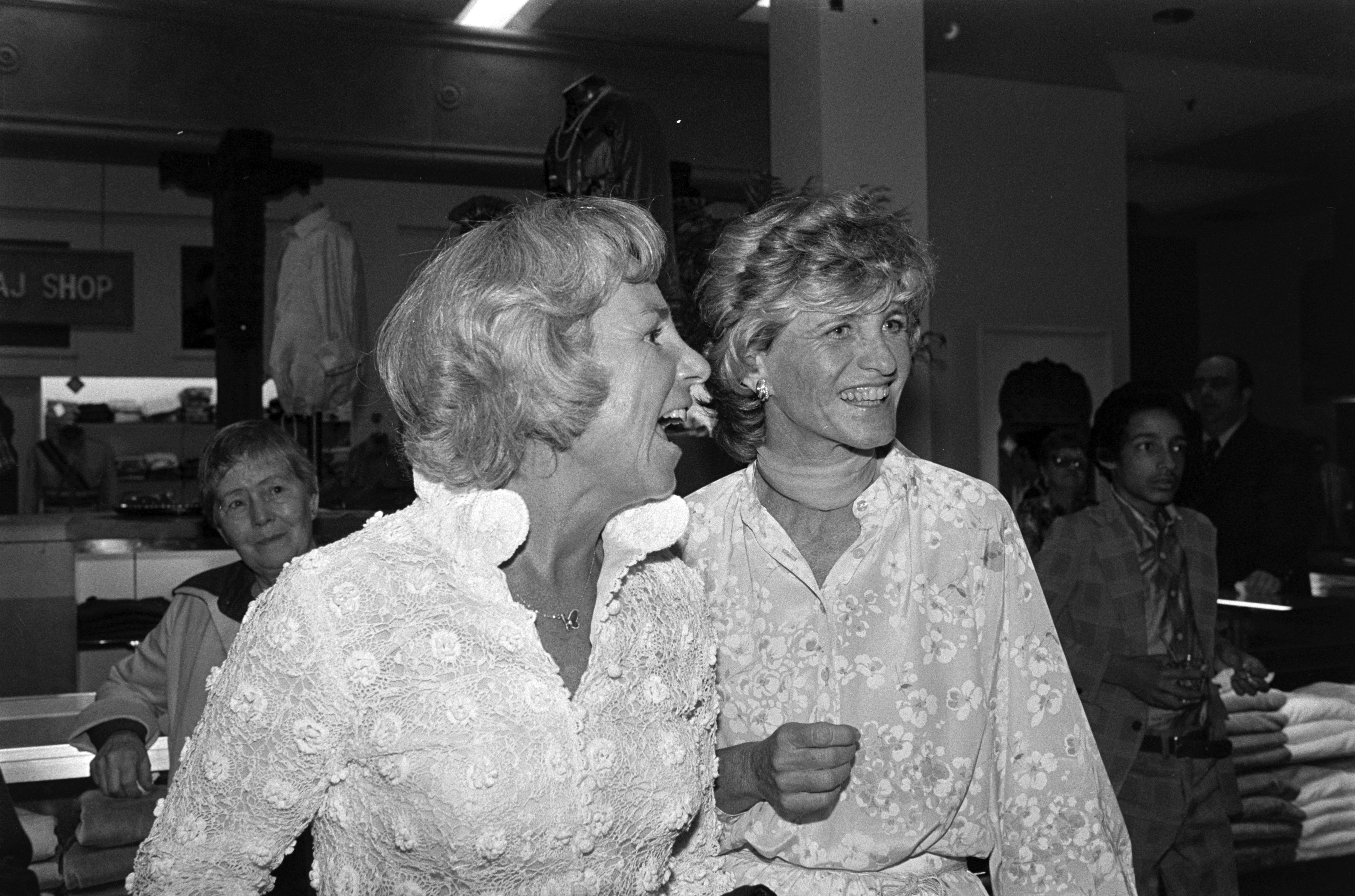 Ethel Kennedy y Jean Kennedy Smith en Bloomingdale's en Nueva York el 8 de junio de 1978 | Fuente: Getty Images