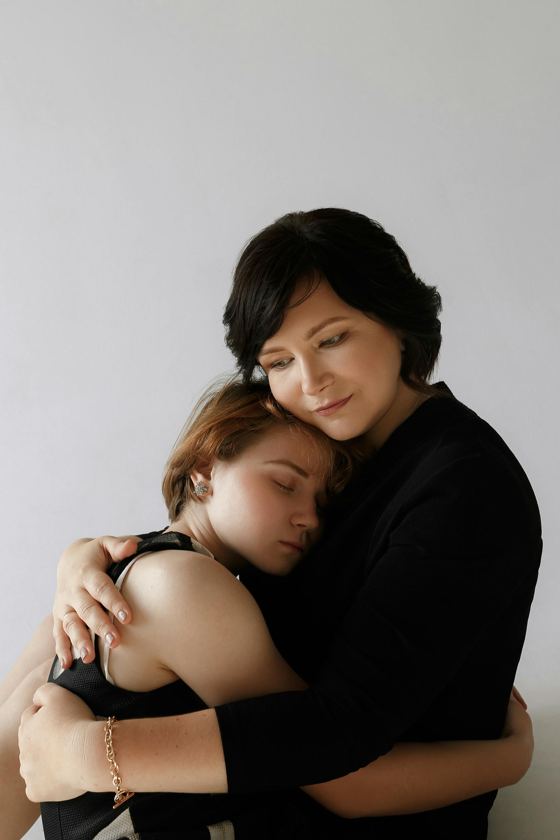 Una madre y su hija abrazándose | Fuente: Pexels