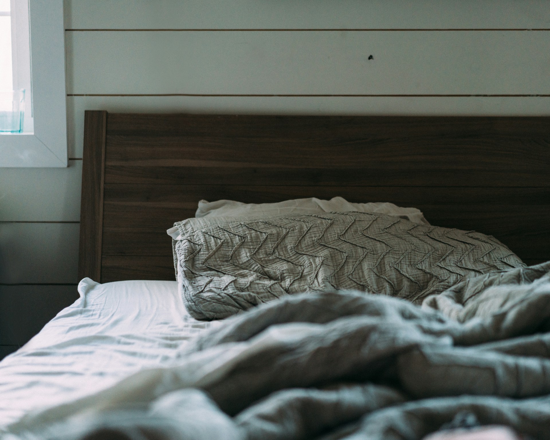 Un lado vacío de la cama | Fuente: Unsplash