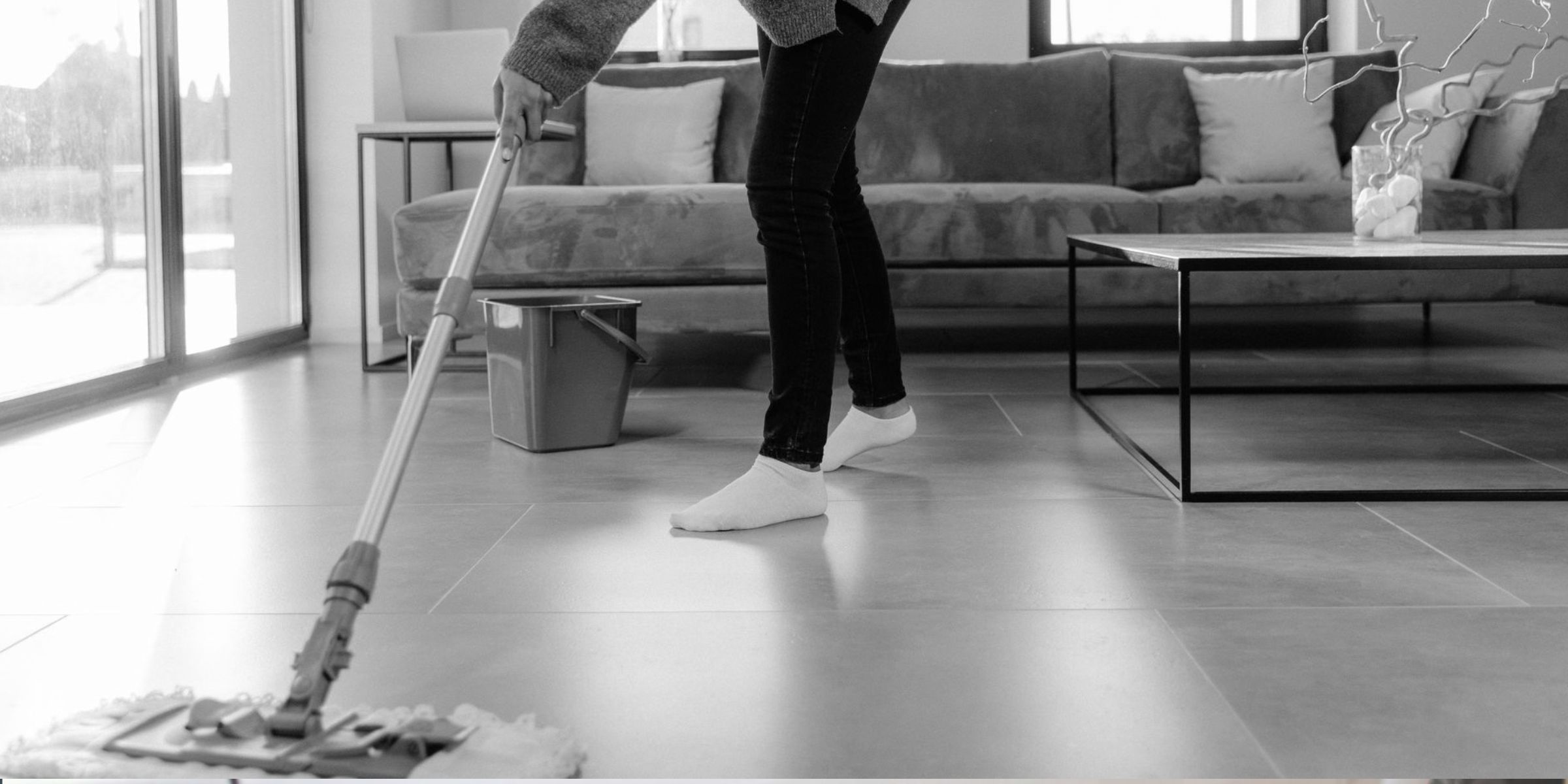 Primer plano de una persona fregando el suelo | Fuente: Pexels