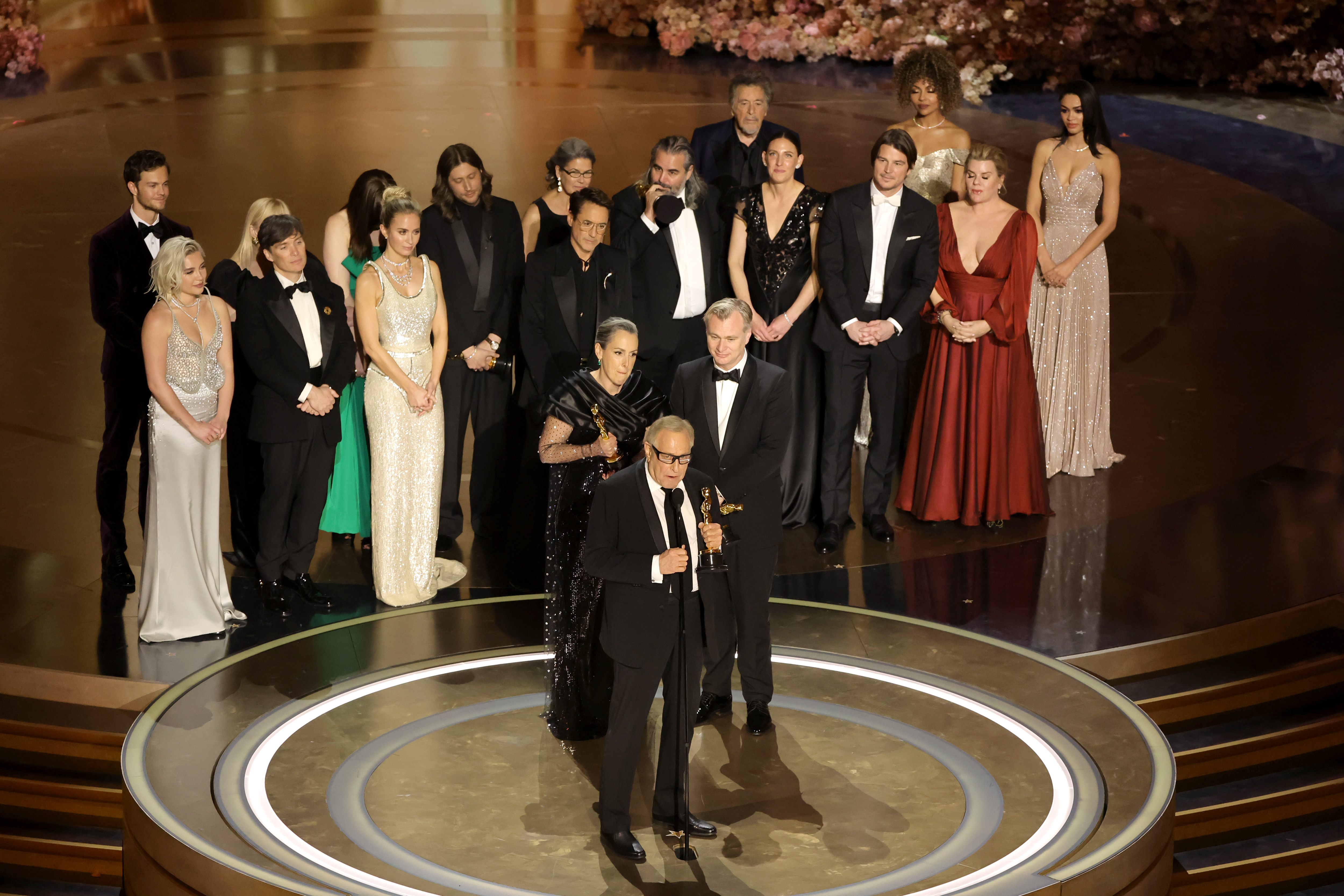 Emma Thomas, Charles Roven y Christopher Nolan aceptan el premio a la Mejor Película por Oppenheimer en la 96ª edición de los Premios de la Academia el 10 de marzo de 2024 | Fuente: Getty Images