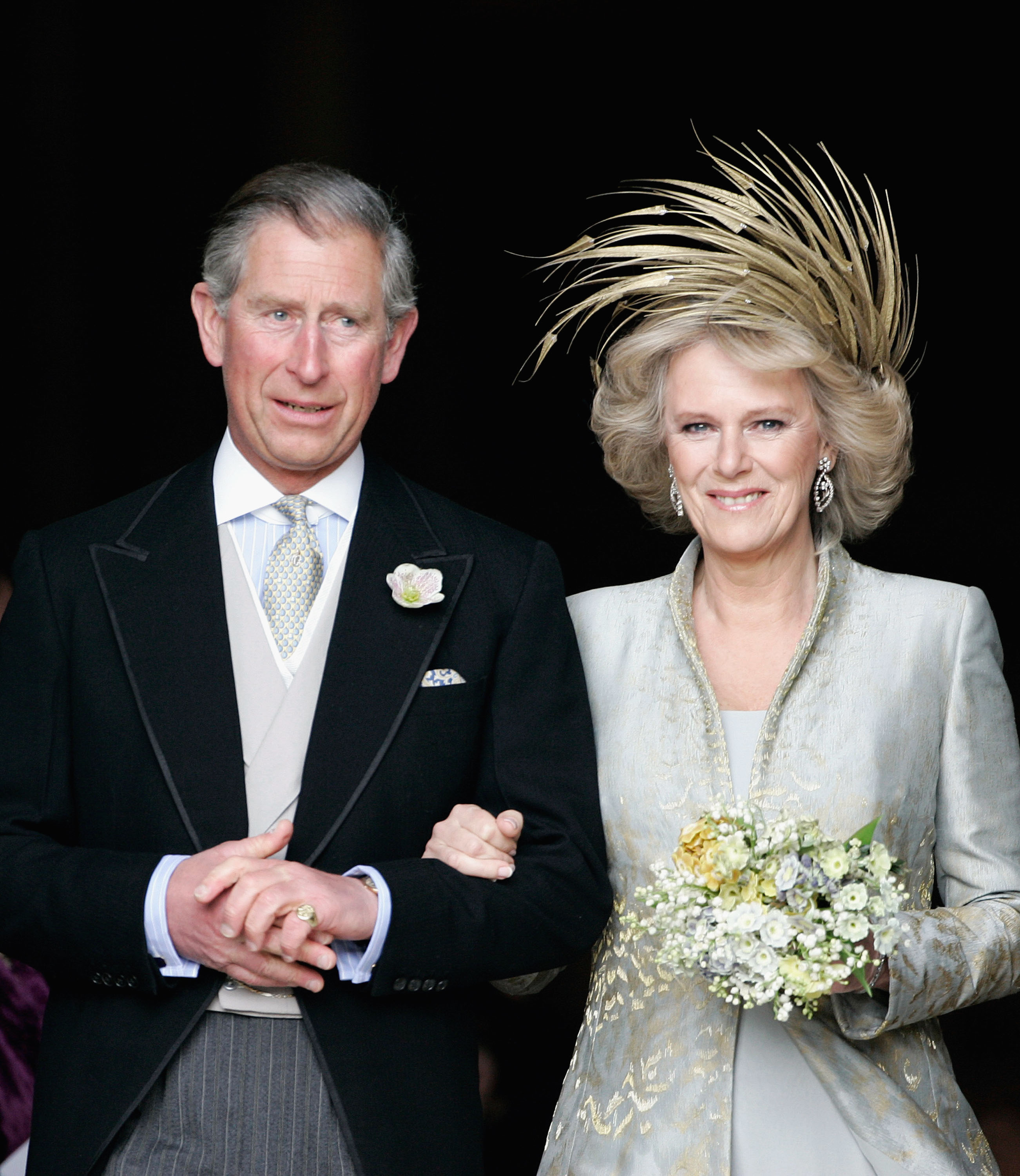 El príncipe de Gales, Charles, y la duquesa de Cornualles, Camilla Parker Bowles, en el Servicio de Oración y Dedicación que bendice su matrimonio en Berkshire, Inglaterra, el 9 de abril de 2005 | Fuente: Getty Images