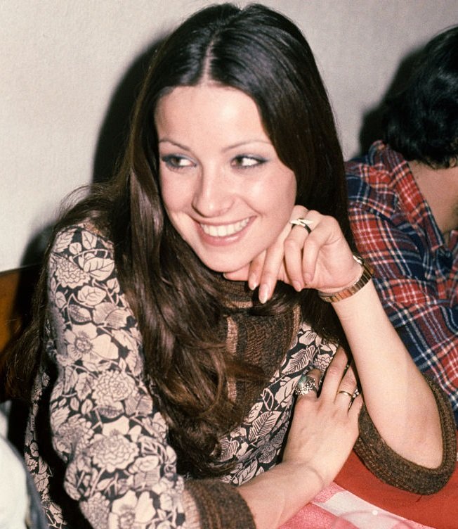 Retrato de Amparo Muñoz, Miss España y Miss Universo 1973 en un restaurante en 1980, en Madrid, España. | Foto: Getty Images