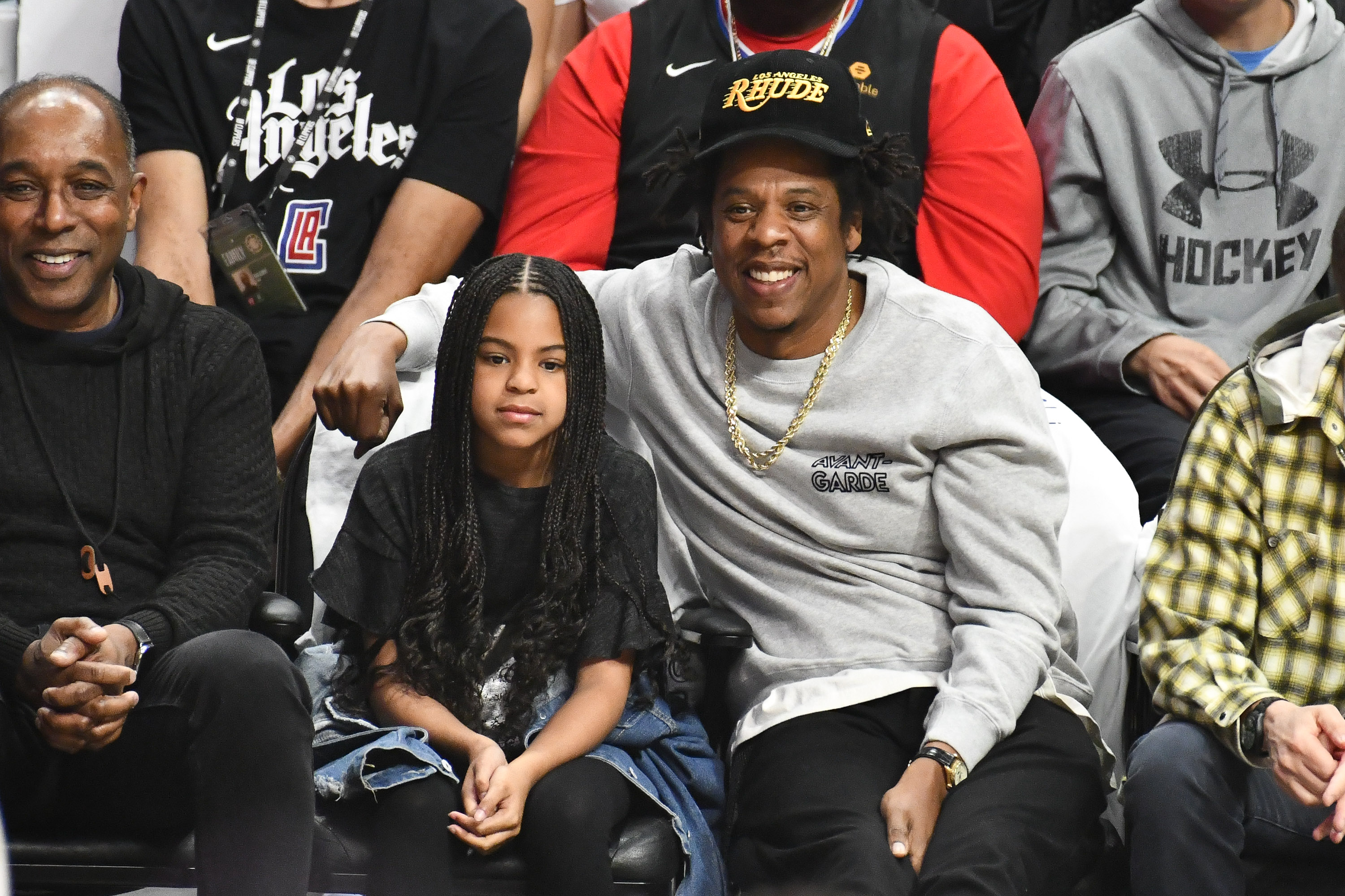 Jay-Z y Blue Ivy Carter asisten a un partido de baloncesto entre Los Angeles Clippers y Los Angeles Lakers el 8 de marzo de 2020 en Los Angeles, California | Foto: Getty Images