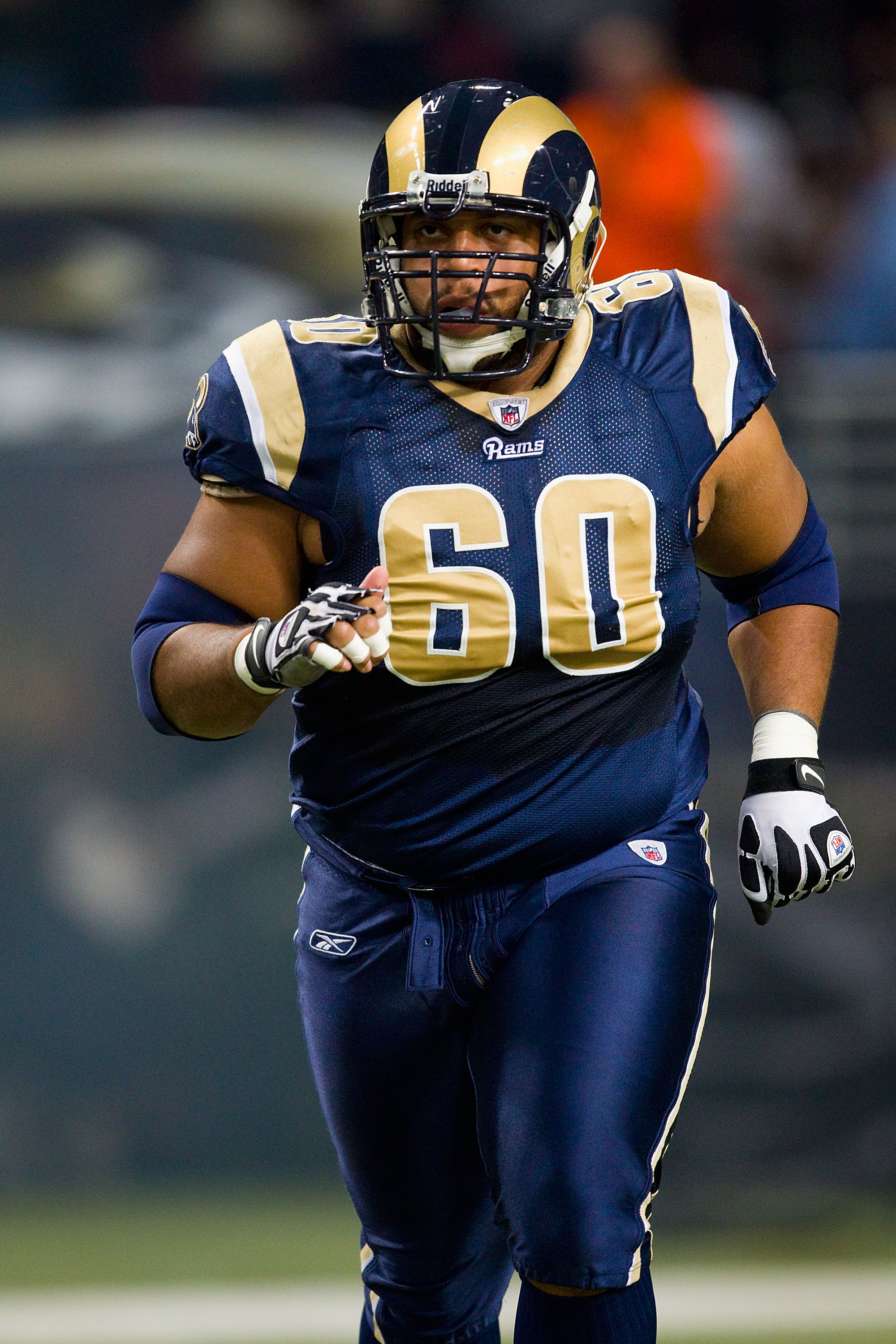 El centro de la NFL durante un partido contra los San Francisco 49ers en el Edward Jones Dome el 26 de diciembre de 2010, en St. Louis, Missouri | Fuente: Getty Images