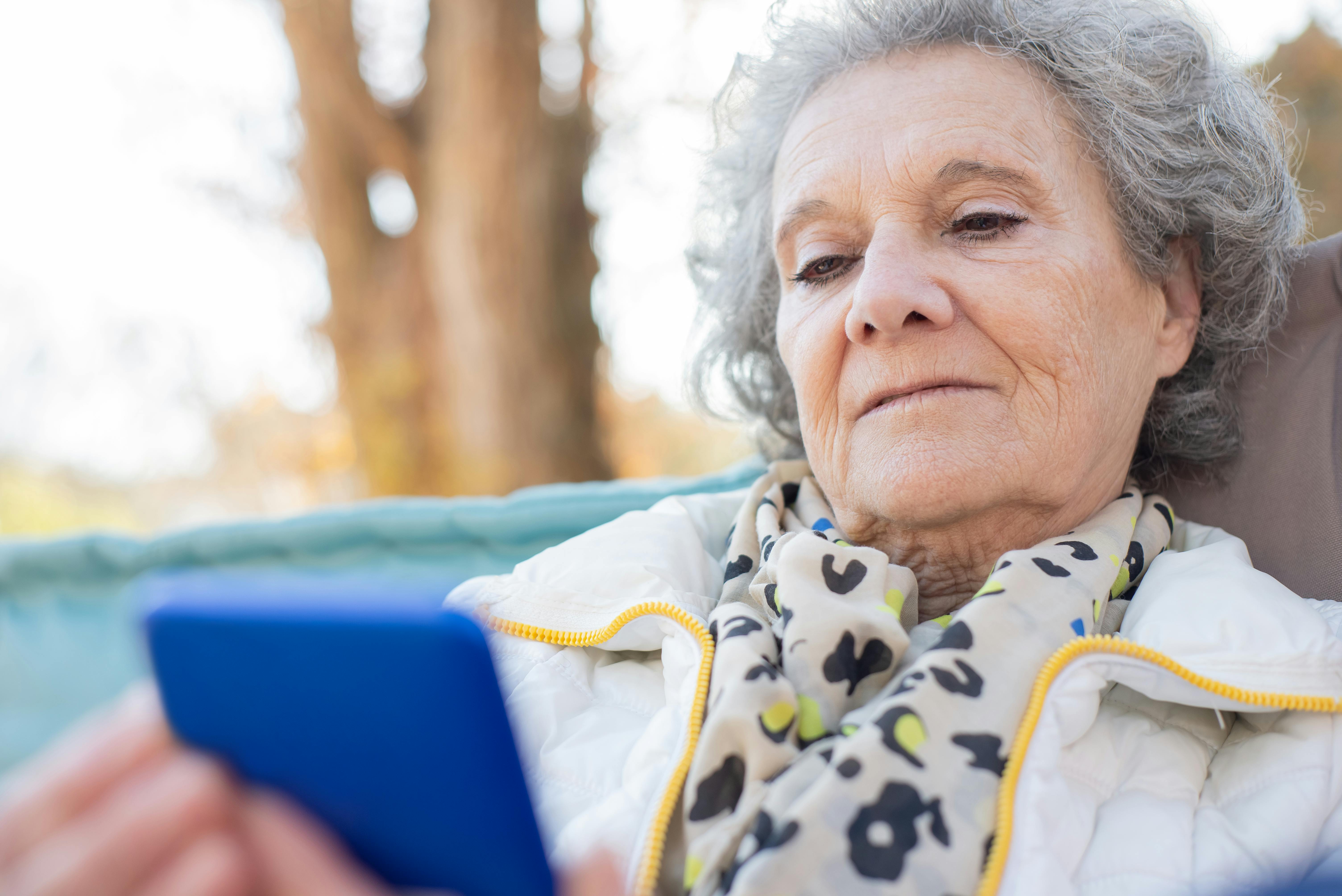 Una anciana haciendo una llamada de móvil | Fuente: Pexels