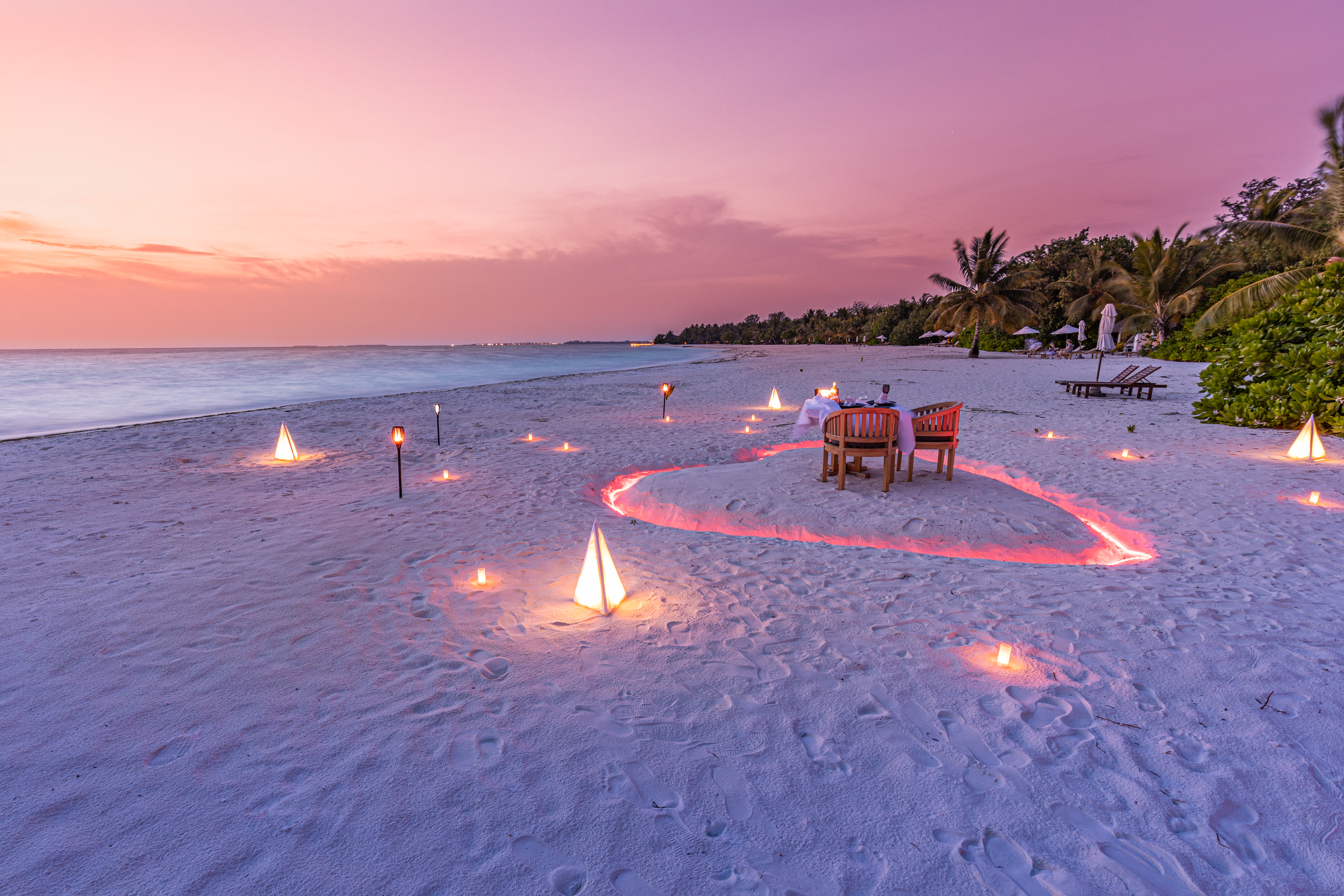 Cena romántica con corazón de velas en la playa | Foto: Getty Images