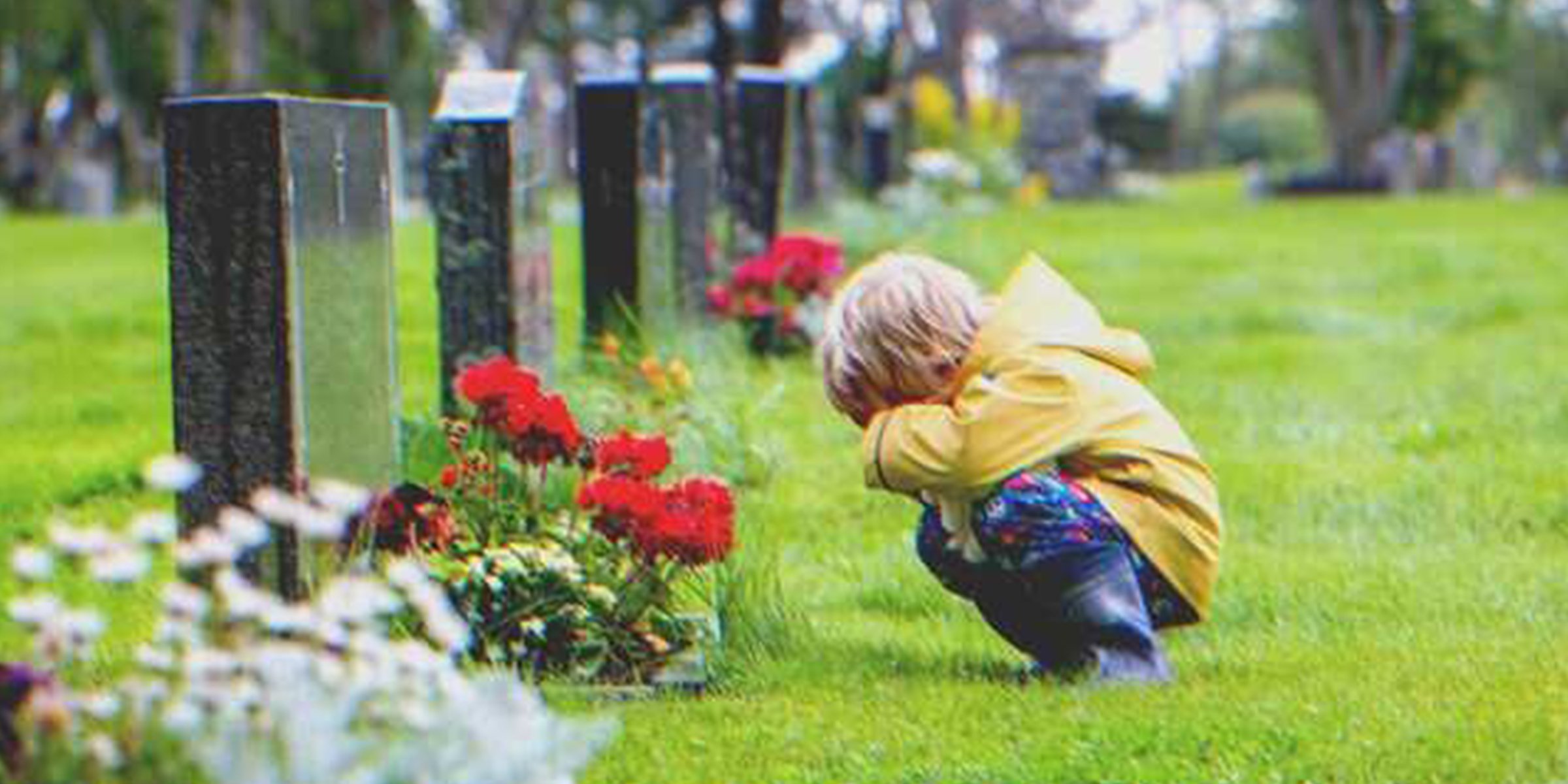 Un niño frente a una tumba | Foto: Shutterstock