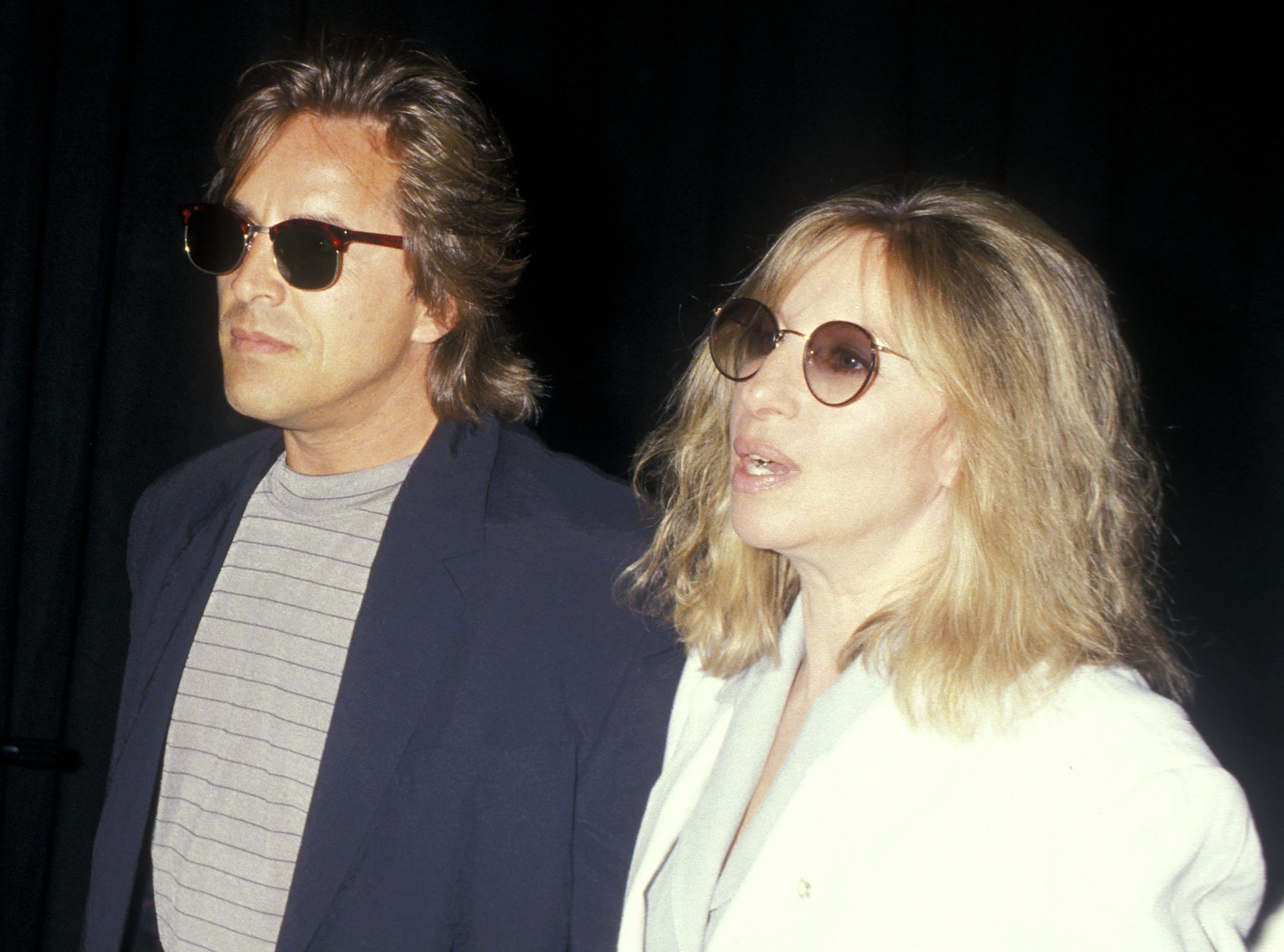 Don Johnson y Barbra Streisand asisten a la 14ª Convención Anual de la OTAN/ShoWest el 24 de febrero de 1988. | Foto: Getty Images