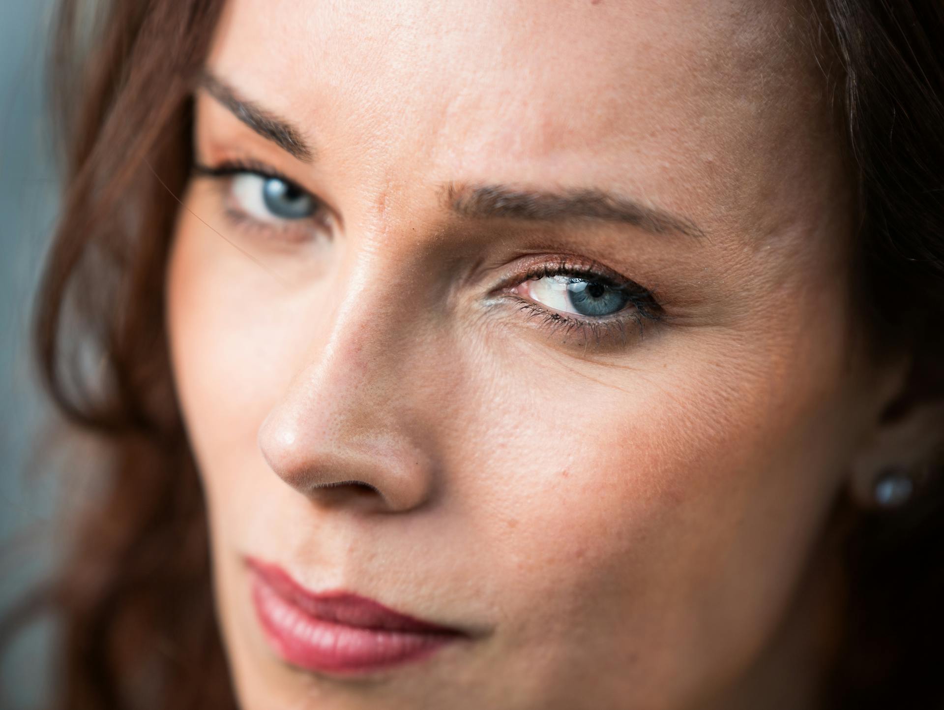 Una mujer mirando a alguien | Fuente: Pexels