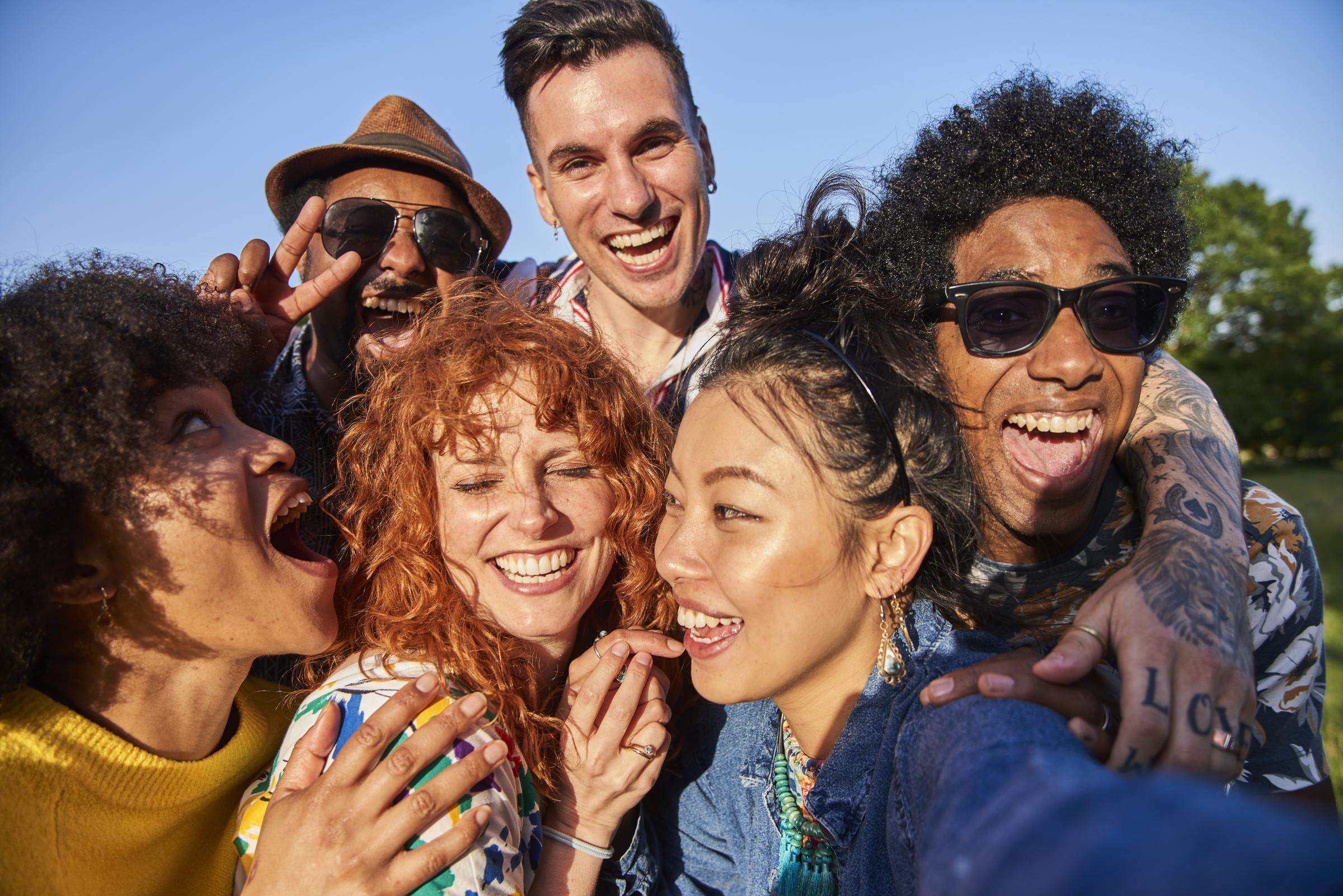 Un grupo de amigos tomándose una selfie | Fuente: Getty Images