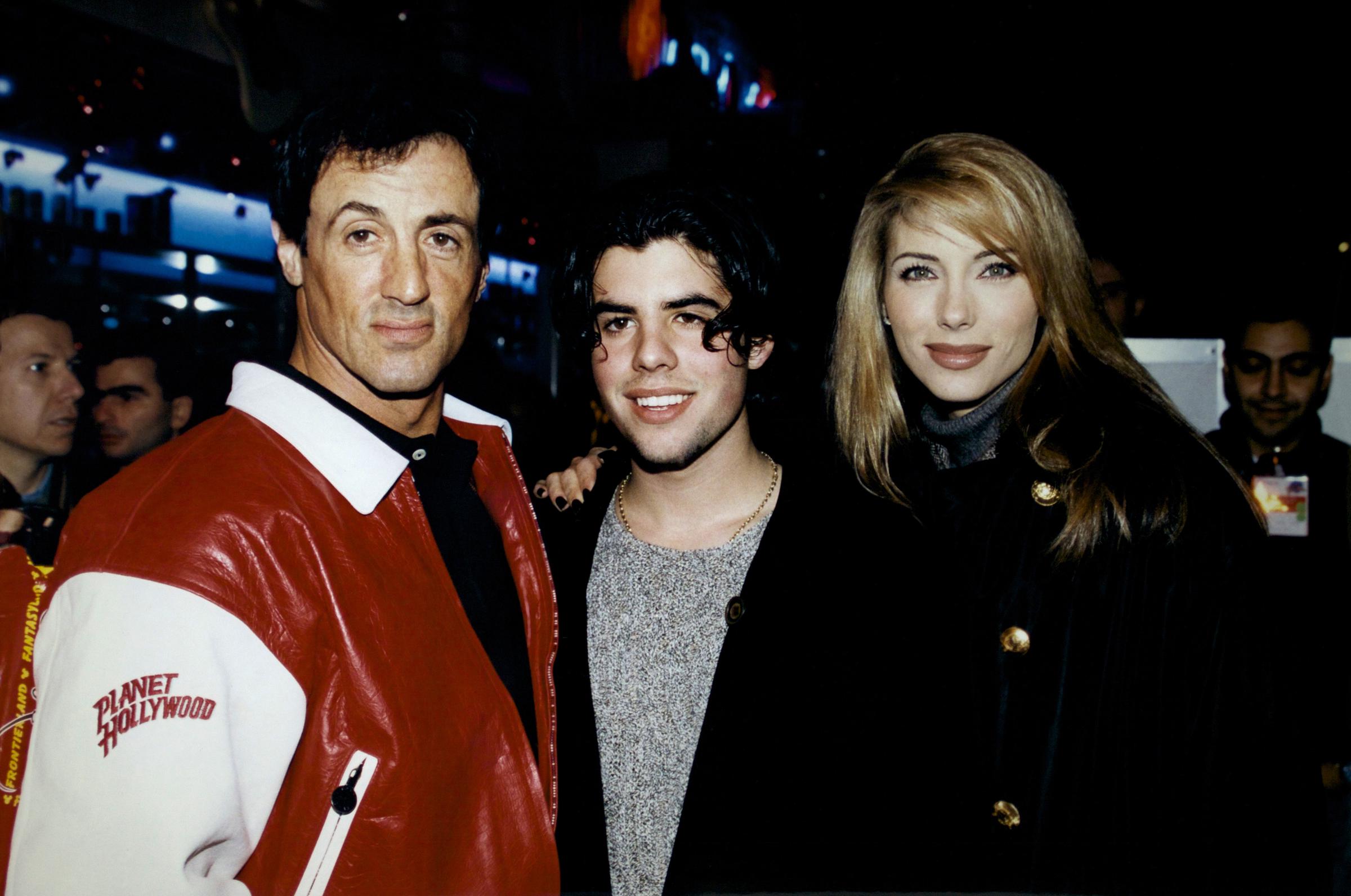 Sylvester Stallone con su hijo Sage y su esposa Jennifer Flavin el 25 de noviembre de 1995 | Fuente: Getty Images