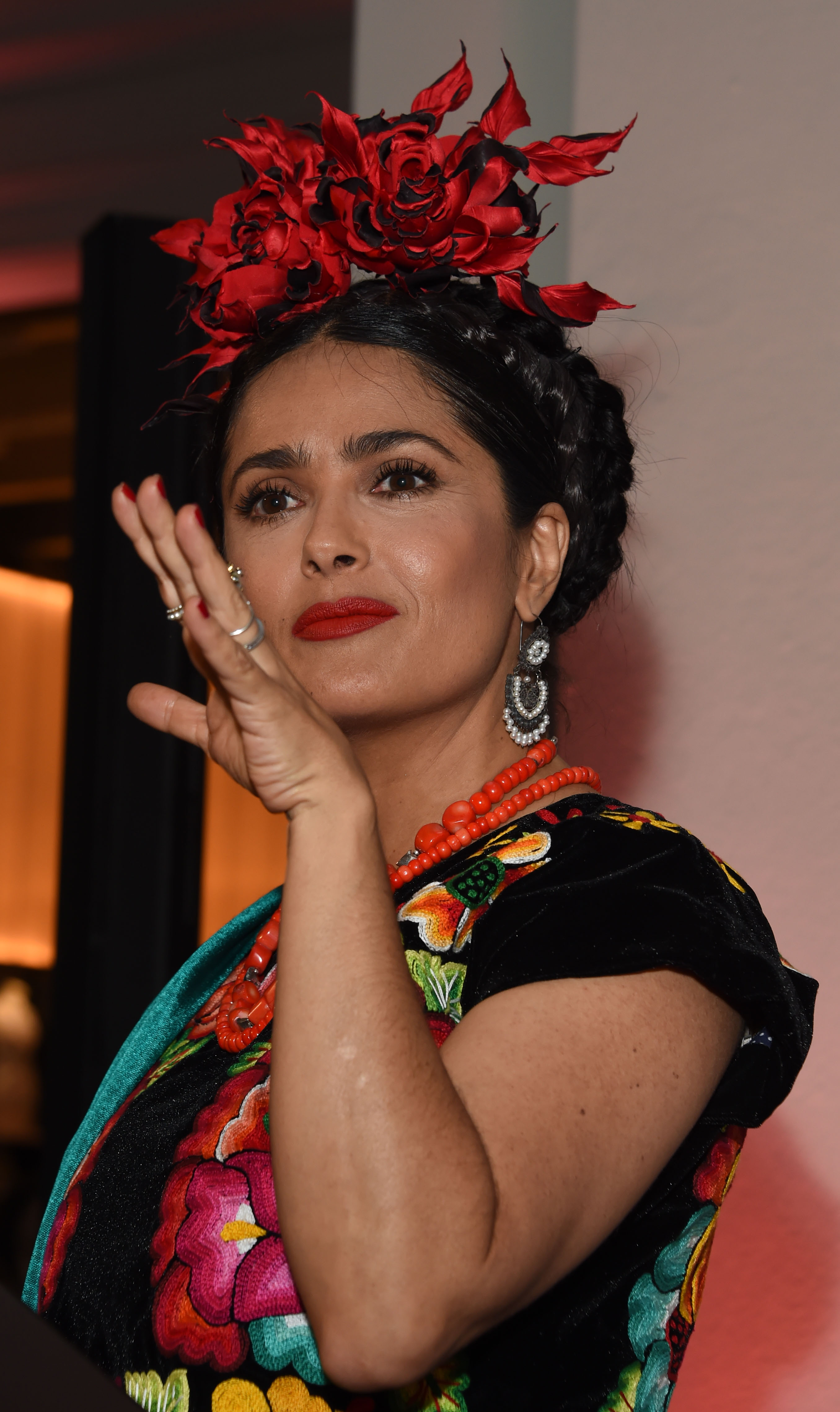 Salma Hayek asiste a una proyección privada de "Frida Kahlo: Making Her Self Up" el 13 de junio de 2018 | Fuente: Getty Images