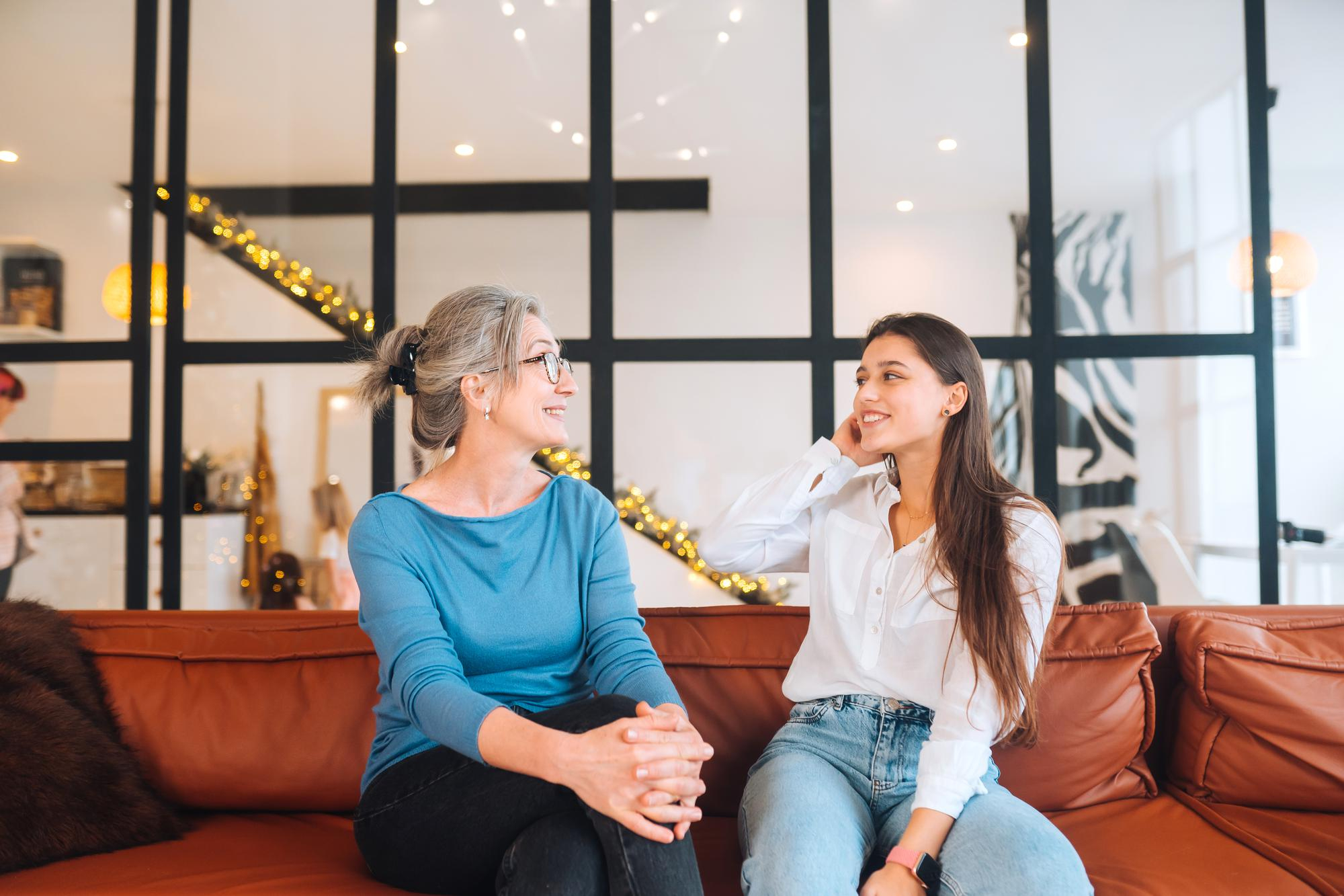 Un dúo madre-hija hablando sentadas en un sofá | Fuente: Freepik