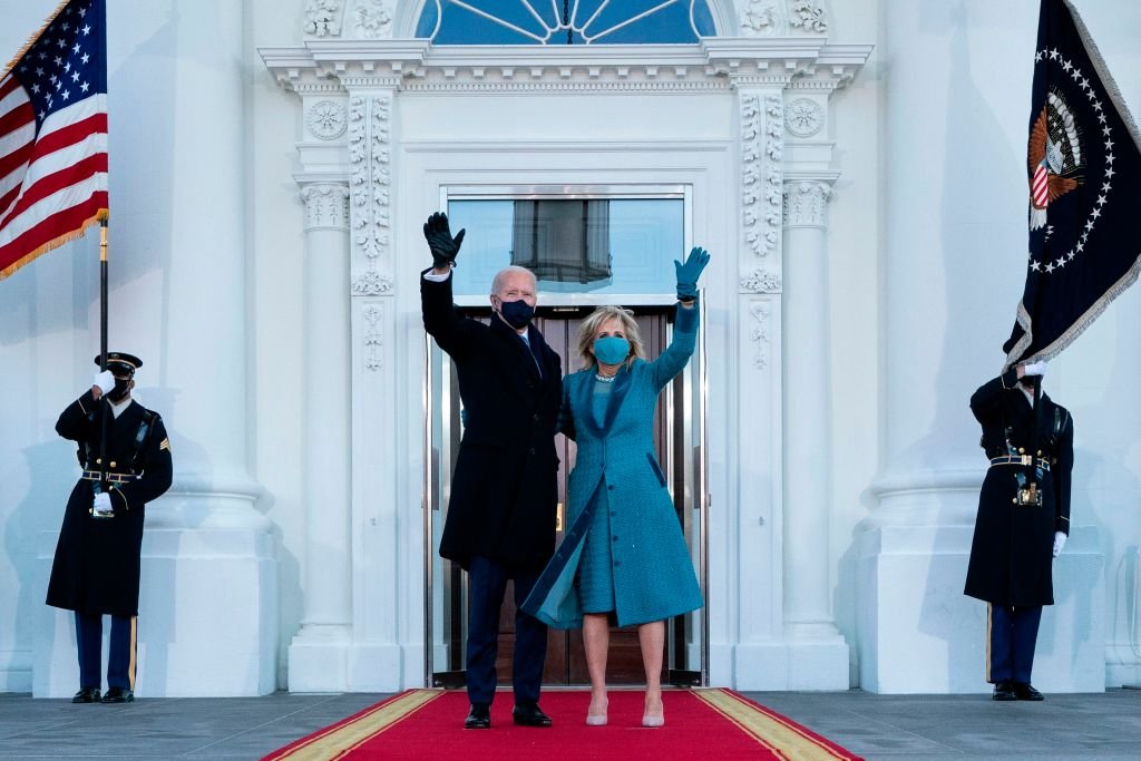 El ex presidente estadounidense Joe Biden y la primera dama Jill Biden saludan a su llegada a la Casa Blanca en Washington, DC, el 20 de enero de 2021 | Fuente: Getty Images