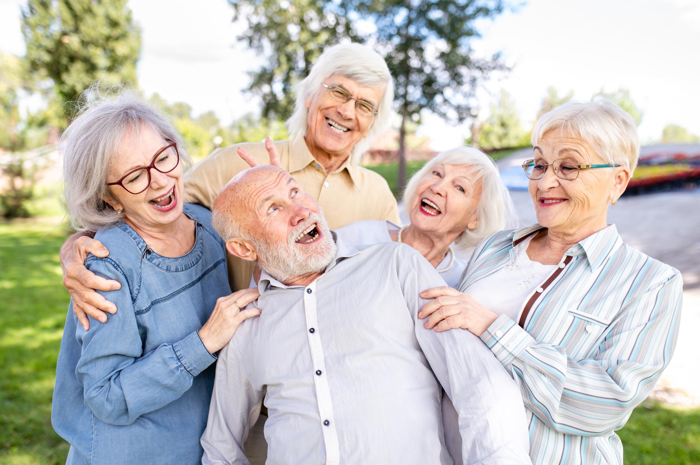 Un grupo de ancianos felices | Fuente: Shutterstock