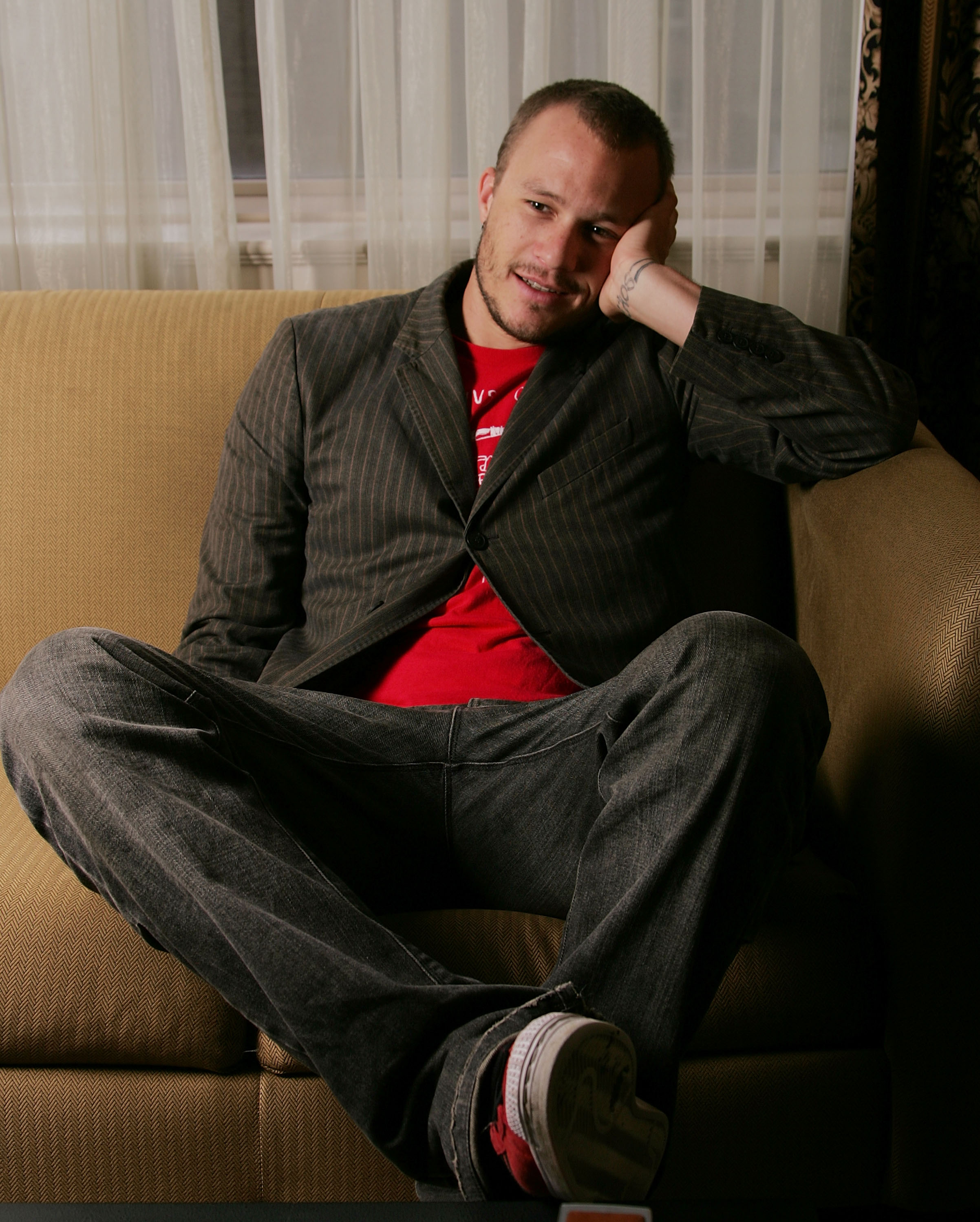 Heath Ledger posa para un retrato mientras promociona la película "Brokeback Mountain" en Toronto, Canadá, el 10 de septiembre de 2005 | Fuente: Getty Images