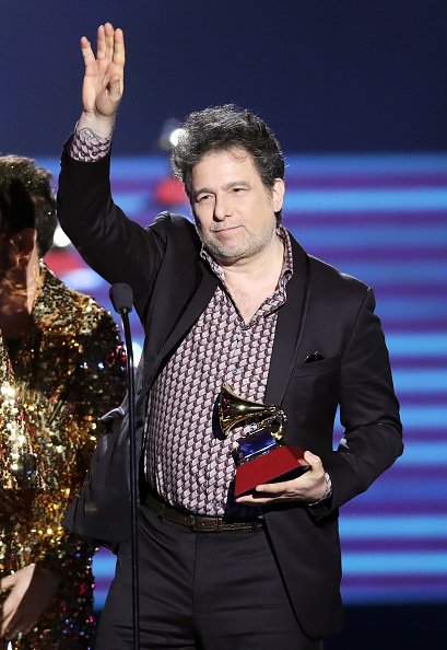 Andrés Calamaro acepta la Mejor Canción de Rock por 'La Noche' en el escenario en la Ceremonia de estreno durante la 18a Entrega Anual del Latin Grammy en el Mandalay Bay Convention Center el 16 de noviembre de 2017 en Las Vegas, Nevada. | Fuente: Getty Images