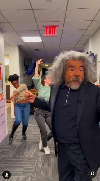 George Lopez bailando por el pasillo mientras el personal canta y le anima. | Fuente: Instagram/jenniferhudsonshow