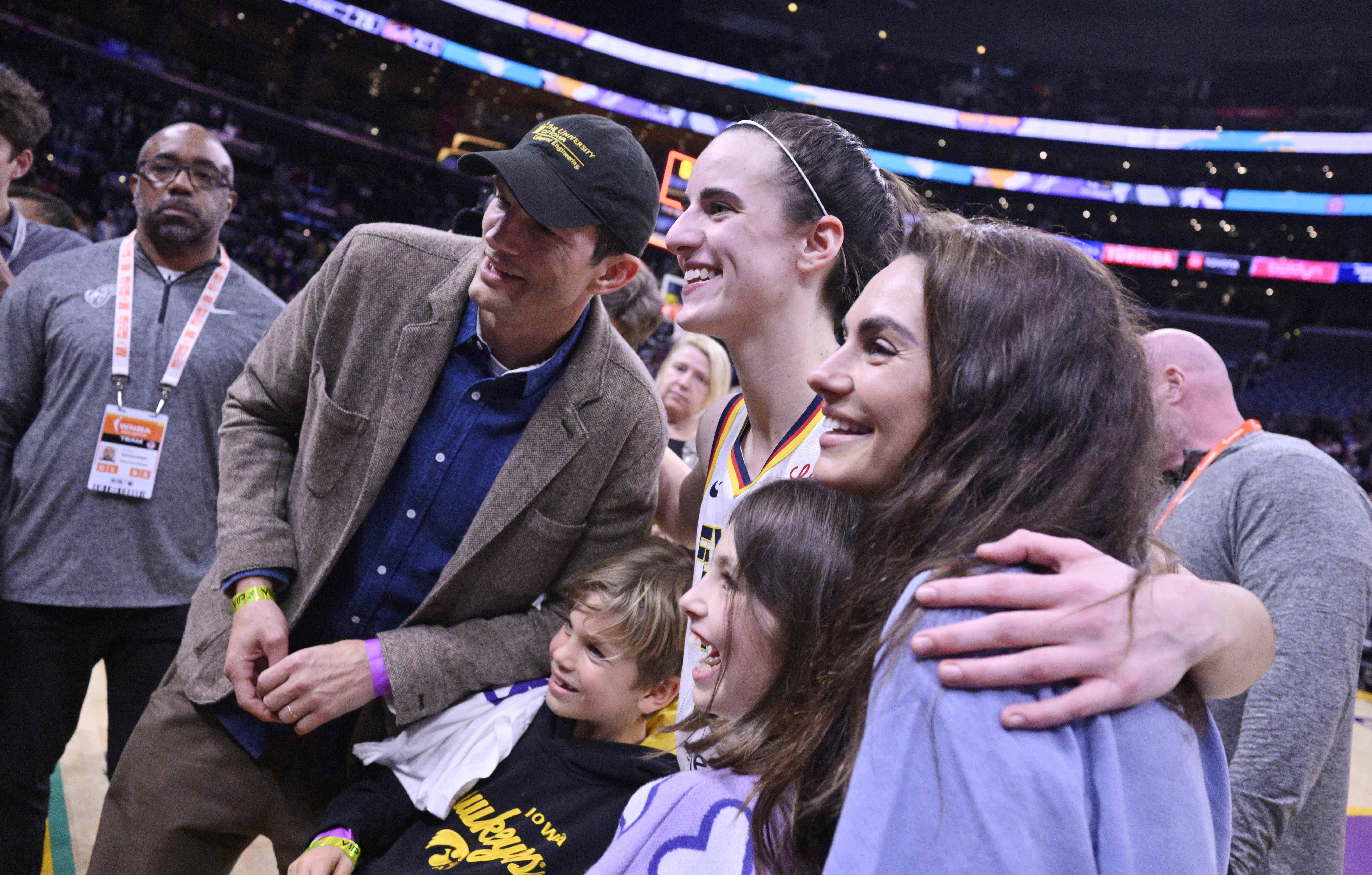 Caitlin Clark, Mila Kunis, Ashton Kutcher y sus hijos, Wyatt y Dimitri, durante el partido de baloncesto de la WNBA el 24 de mayo de 2024, en el Crypto.com Arena de Los Ángeles, California | Fuente: Getty Images