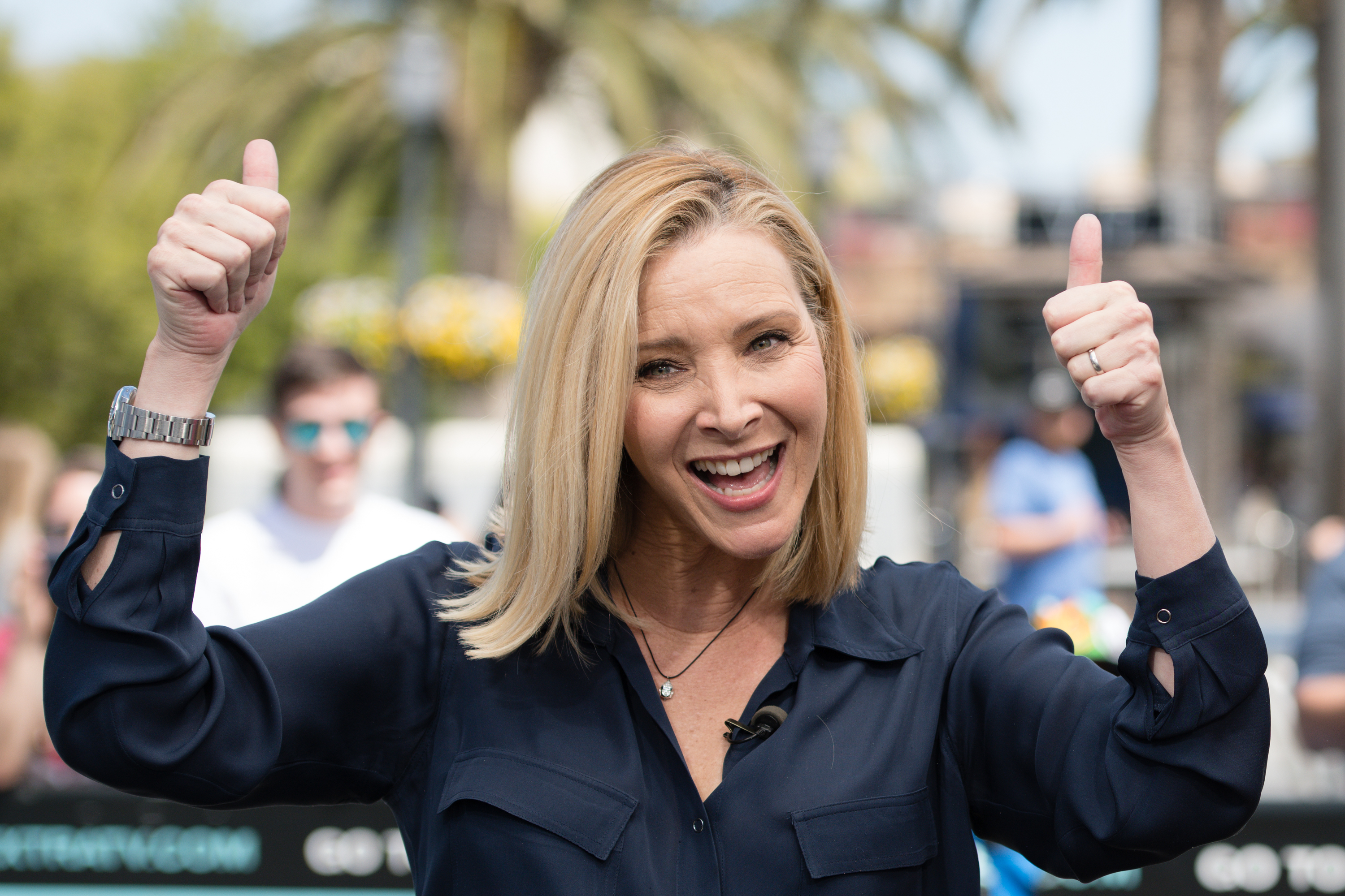 Lisa Kudrow visita "Extra" en Universal Studios Hollywood el 9 de abril de 2019 | Fuente: Getty Images