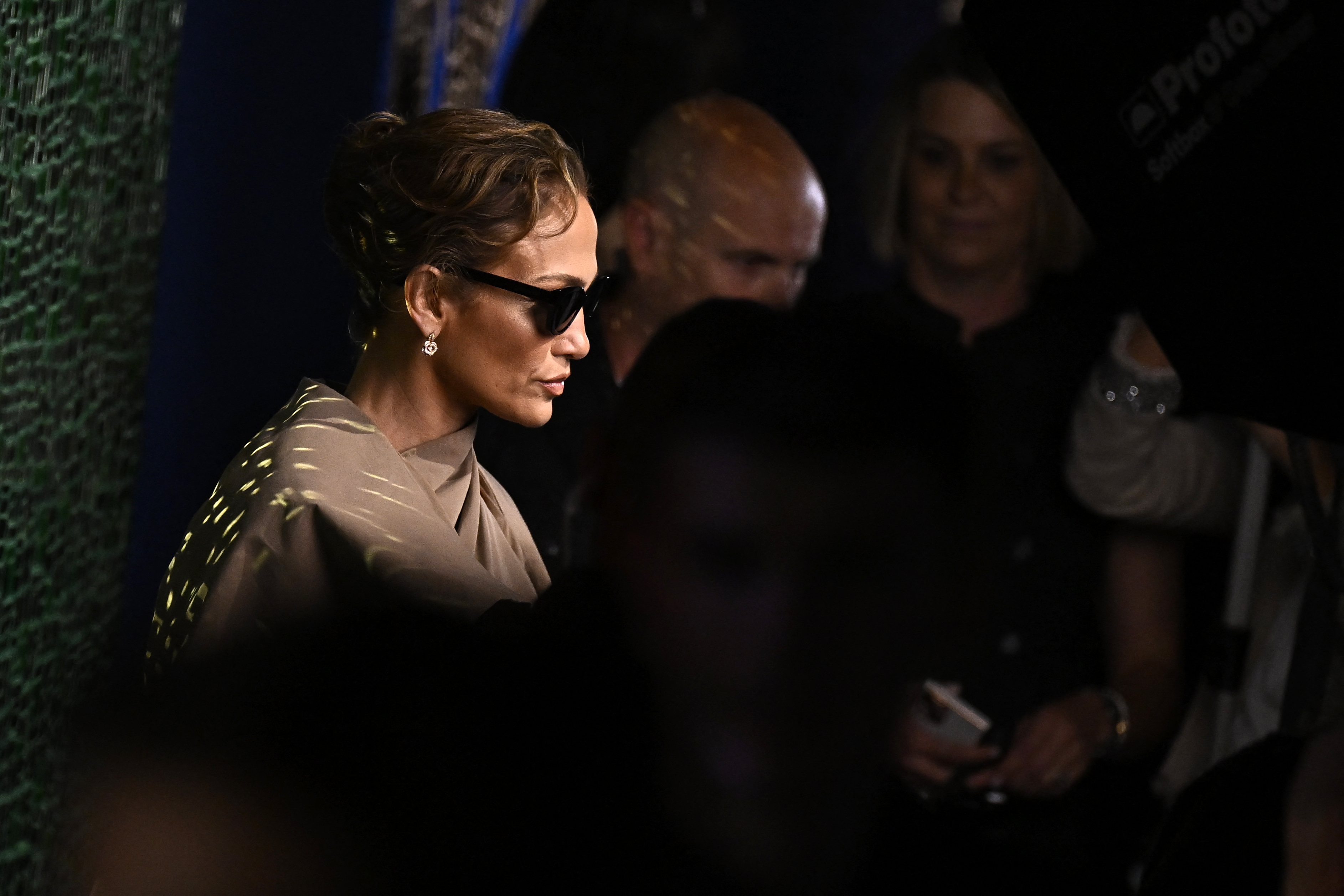 Jennifer Lopez asiste al desfile de Alta Costura Otoño/Invierno 2024 de Christian Dior en la Semana de la Moda de París el 24 de junio de 2024 | Fuente: Getty Images