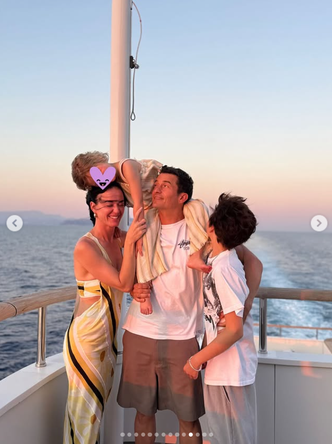 Katy Perry con Orlando, Daisy Dove y Flynn Bloom, de un post fechado el 9 de julio de 2025. | Fuente: Instagram/orlandobloom