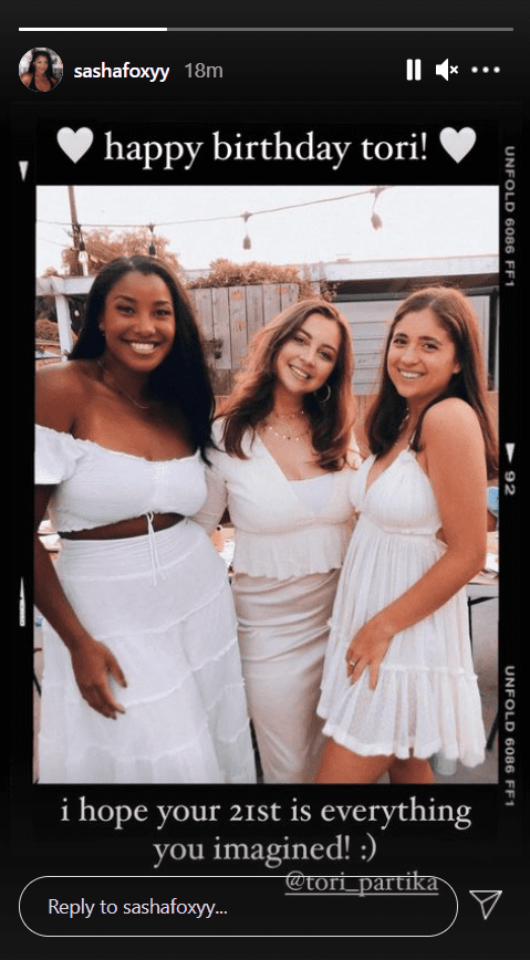 Sasha Gabriella Fox posa con sus amigas Tori Partika y Juliette Benedetto para celebrar el cumpleaños de Tori. | Foto: Instagram / sashafoxyy