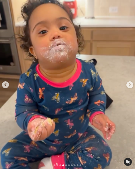 Amani Joy Ward comiendo pastel | Fuente: Instagram/itslilmooney