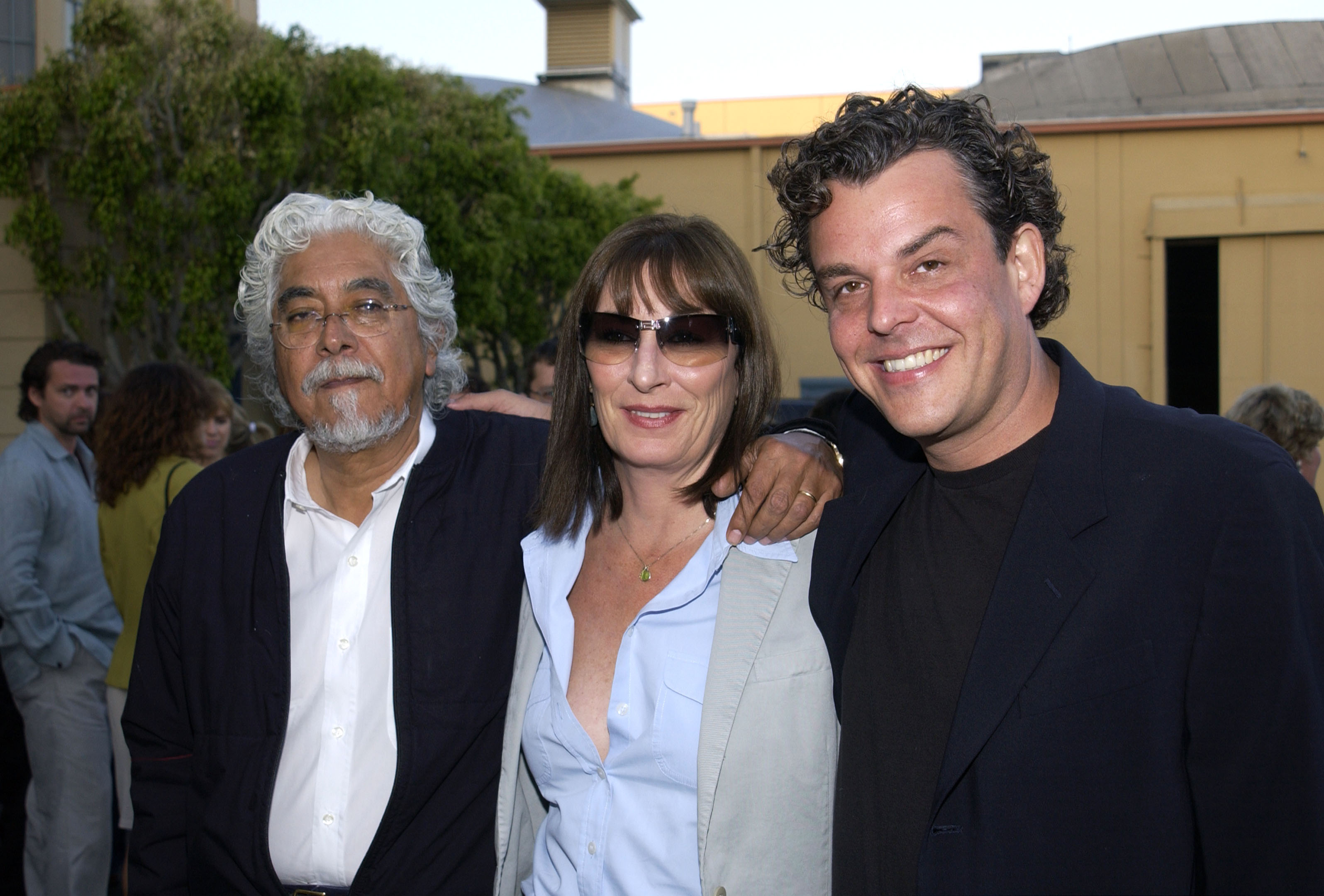 Robert Graham, Anjelica Huston & Danny Huston son vistos durante el estreno de "Ivansxtc" en Los Ángeles en los Estudios Raleigh en Los Ángeles, California. | Foto: Getty Images