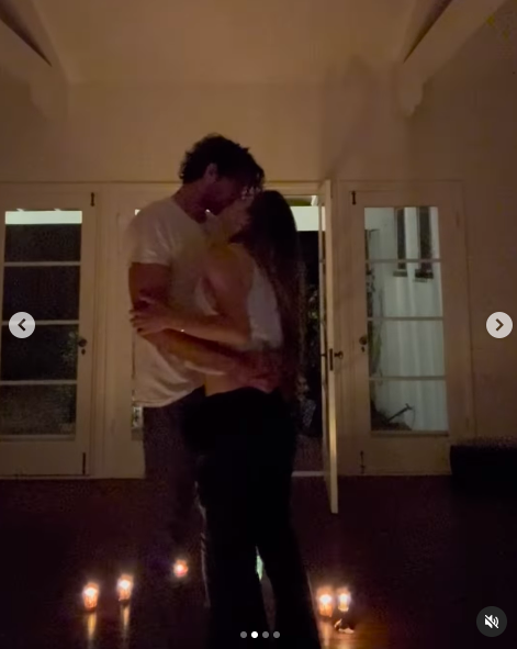 Conor Kennedy y Giulia Be compartiendo un beso el día que se comprometieron, publicado el 13 de agosto de 2024 | Fuente: Instagram/giulia y jconorkennedy