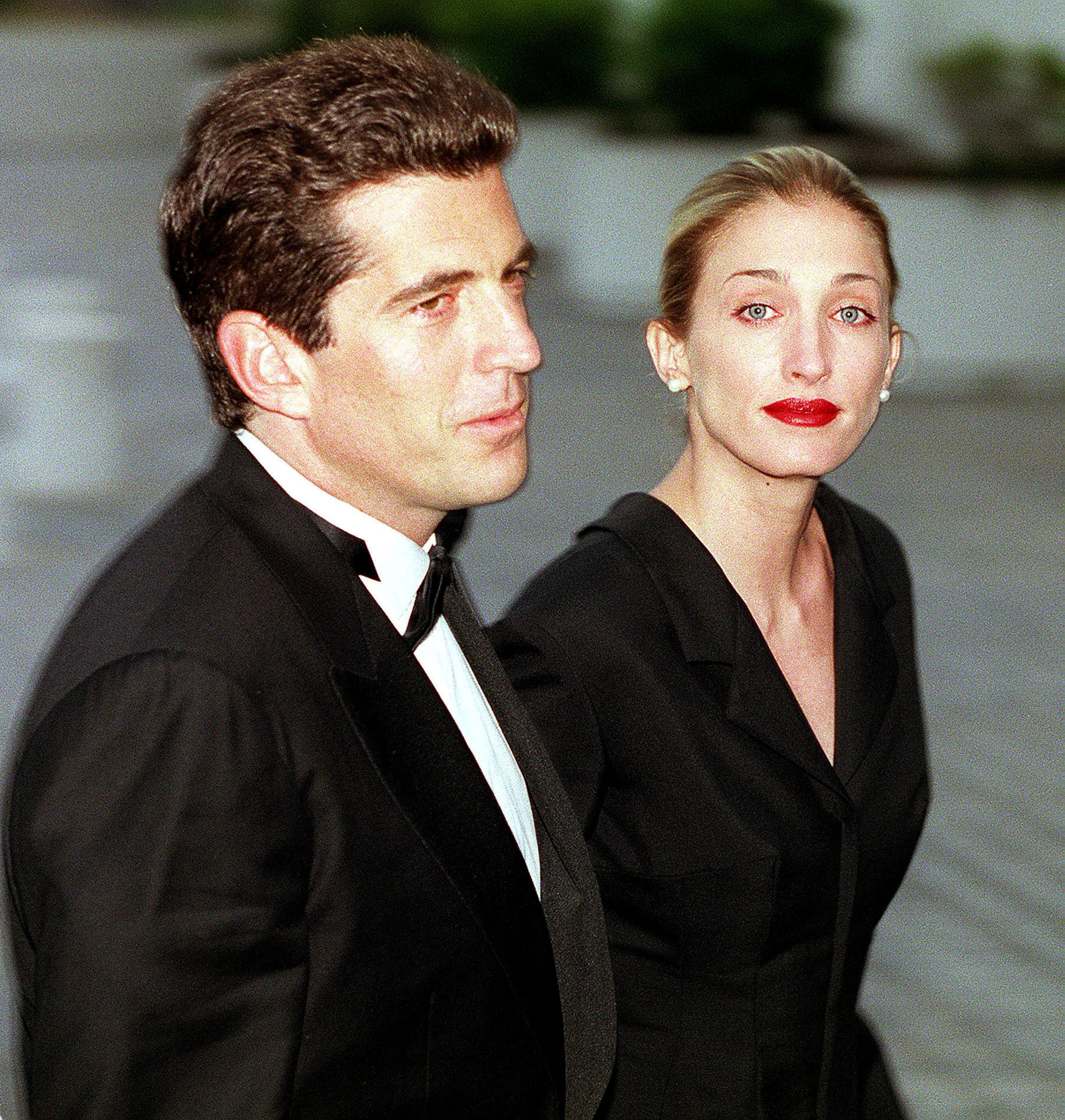 John F. Kennedy Jr. y Carolyn Bessette en la cena anual de la Fundación de la Biblioteca John F. Kennedy y los Premios Perfiles de Coraje, el 23 de mayo de 1999, en la Biblioteca Kennedy de Boston, Massachusetts. | Fuente: Getty Images
