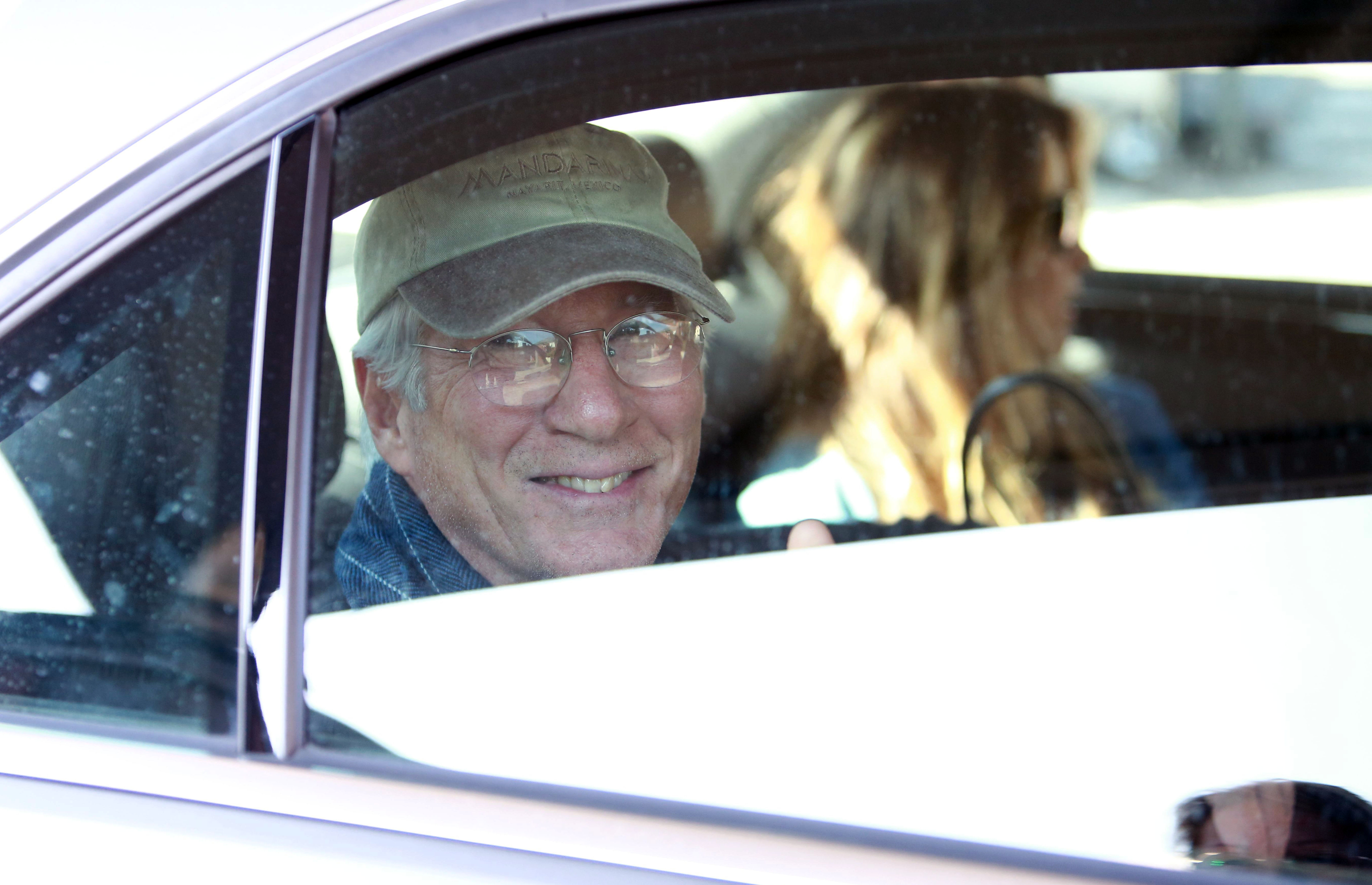 Richard Gere y su esposa, Alejandra Silva, aparecen en el interior de un automóvil el 23 de octubre de 2018, en Madrid, España | Fuente: Getty Images