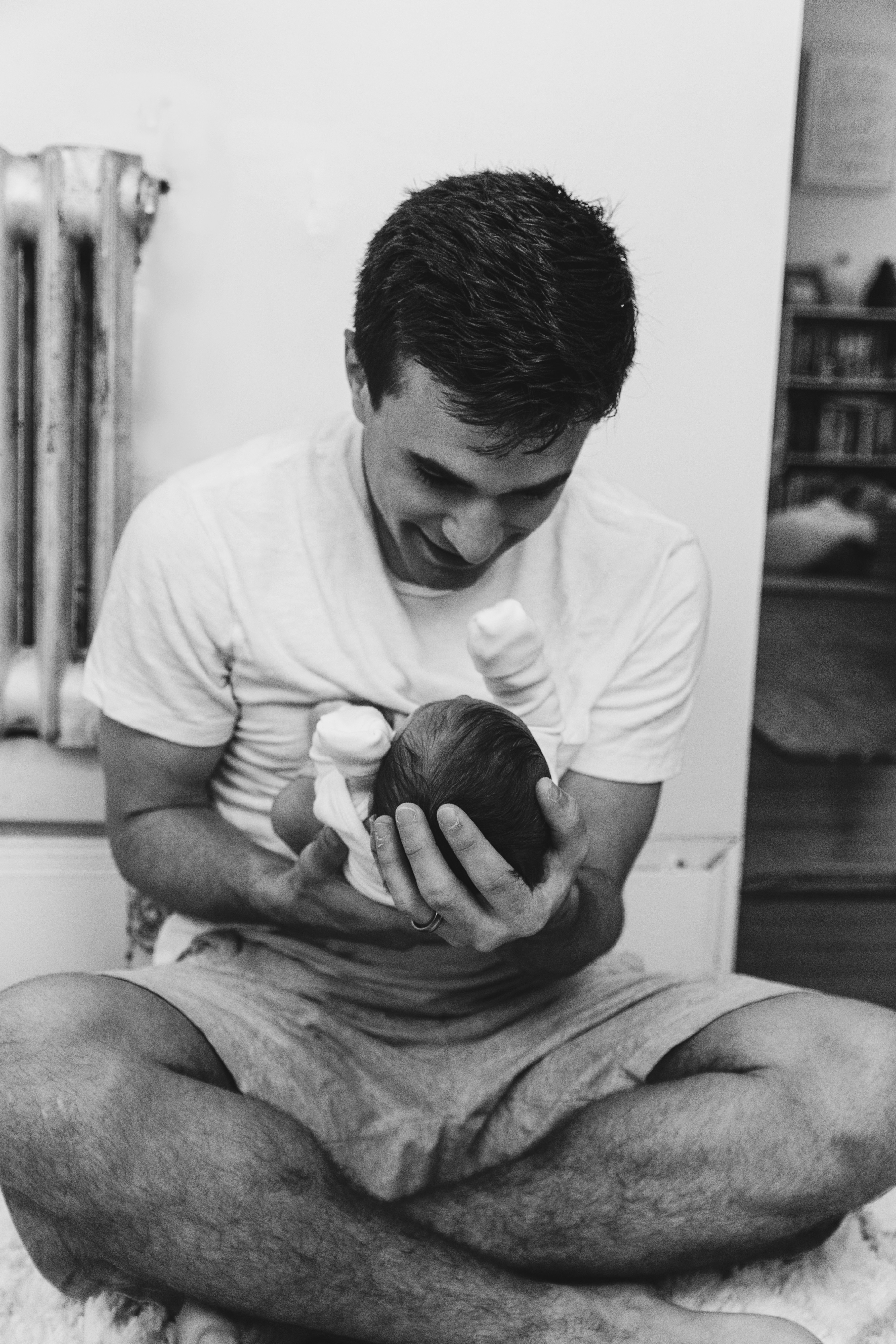 Un hombre con un bebé en brazos | Fuente: Unsplash