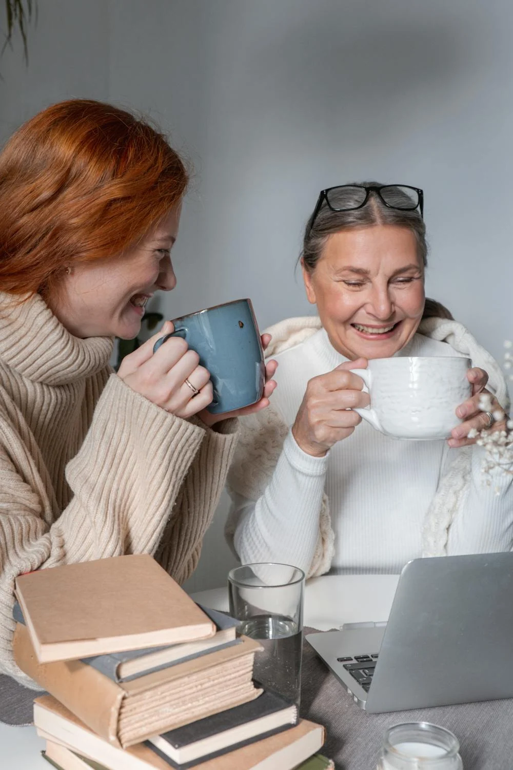 Dos mujeres disfrutando del té | Fuente: Pexels